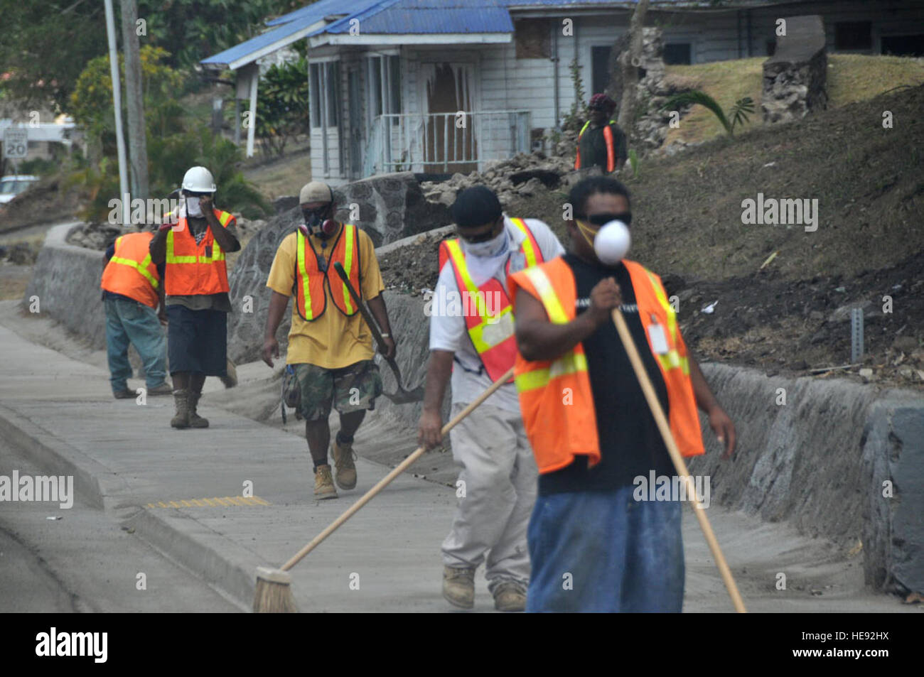 PAGO PAGO - Lavoratori di Samoa pulire lungo una strada principale nel centro della città di Pago Pago Samoa Americana ad Ottobre 3, 2009 dopo un tsunami ha lasciato macerie, ha causato una perdita di potenza, danni strutturali e anche lasciato molti senzatetto sul Sett. 30, 2009. (U.S. Air Force foto/Tech Sgt. Cohen A. giovani) Foto Stock