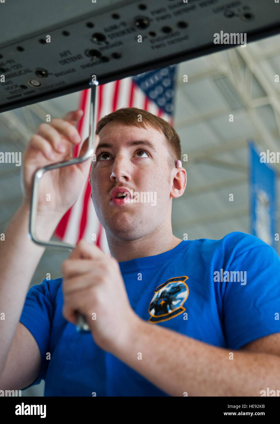 Senior Airman Bart Koch, dal 96Manutenzione aeromobili squadrone blu, rilascia i bulloni sull'F-16 Fighting Falcon bomba della rastrelliera durante la 96gruppo Manutenzione trimestrale della carico di armi crew concorrenza Dic. 5 a Eglin Air Force Base, Fla. Blue equipaggio combattuto la 96Manutenzione aeromobili squadrone Rosso di F-15 equipaggio per più veloce e più preciso di carico un'AIM-9X e un'AIM-120 sui loro rispettivi aerei. Samuel King Jr.) Foto Stock