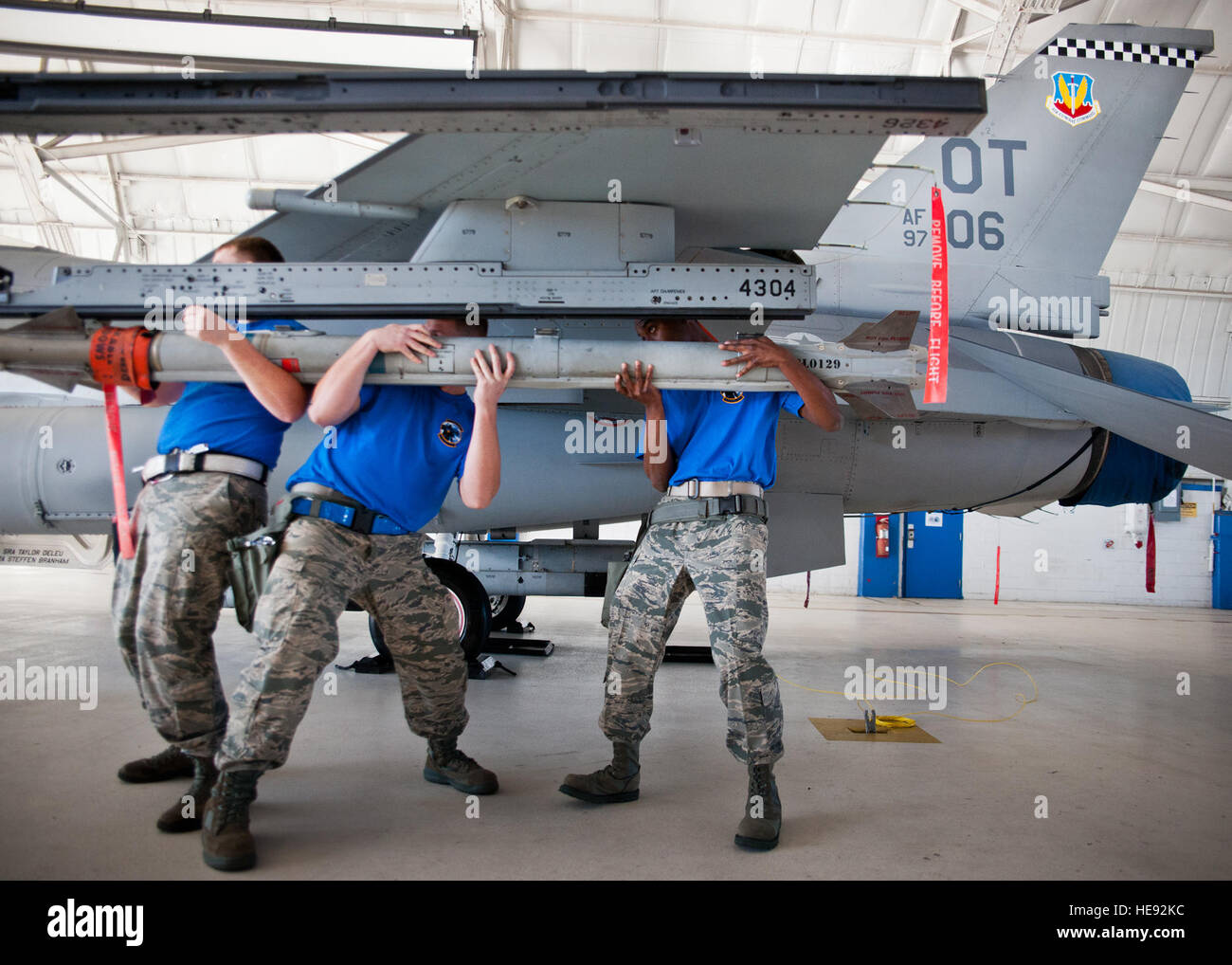La 96Manutenzione aeromobili squadrone equipaggio blu solleva l'AIM-9X in posizione durante la 96gruppo Manutenzione trimestrale della carico di armi crew concorrenza Dic. 5 a Eglin Air Force Base, Fla. Blue equipaggio combattuto la 96Manutenzione aeromobili squadrone Rosso di F-15 equipaggio per più veloce e più preciso di carico un'AIM-9X e un'AIM-120 sui loro rispettivi aerei. Samuel King Jr.) Foto Stock