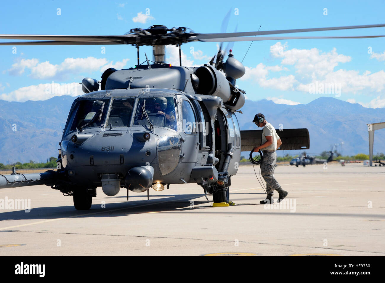 Stati Uniti Air Force Airman 1. Classe Andres Martinez, 823rd squadrone manutenzione HH-60G Pave Hawk capo equipaggio, si prepara a lanciare un HH-60G Pave Hawk dalla 66squadrone di soccorso per un incidente di massa esercizio durante Angelo Thunder 2015, a Davis-Monthan Air Force Base, Ariz., 11 giugno 2015. Angelo Thunder è il più grande del mondo personale esercizio di recupero, hosting 11 nazioni partner e nove inter-agenzie a Davis-Monthan AFB. Martinez e la 66RQS sono stazionati alla Nellis AFB, Nev. Senior Airman Betty R. Chevalier Foto Stock