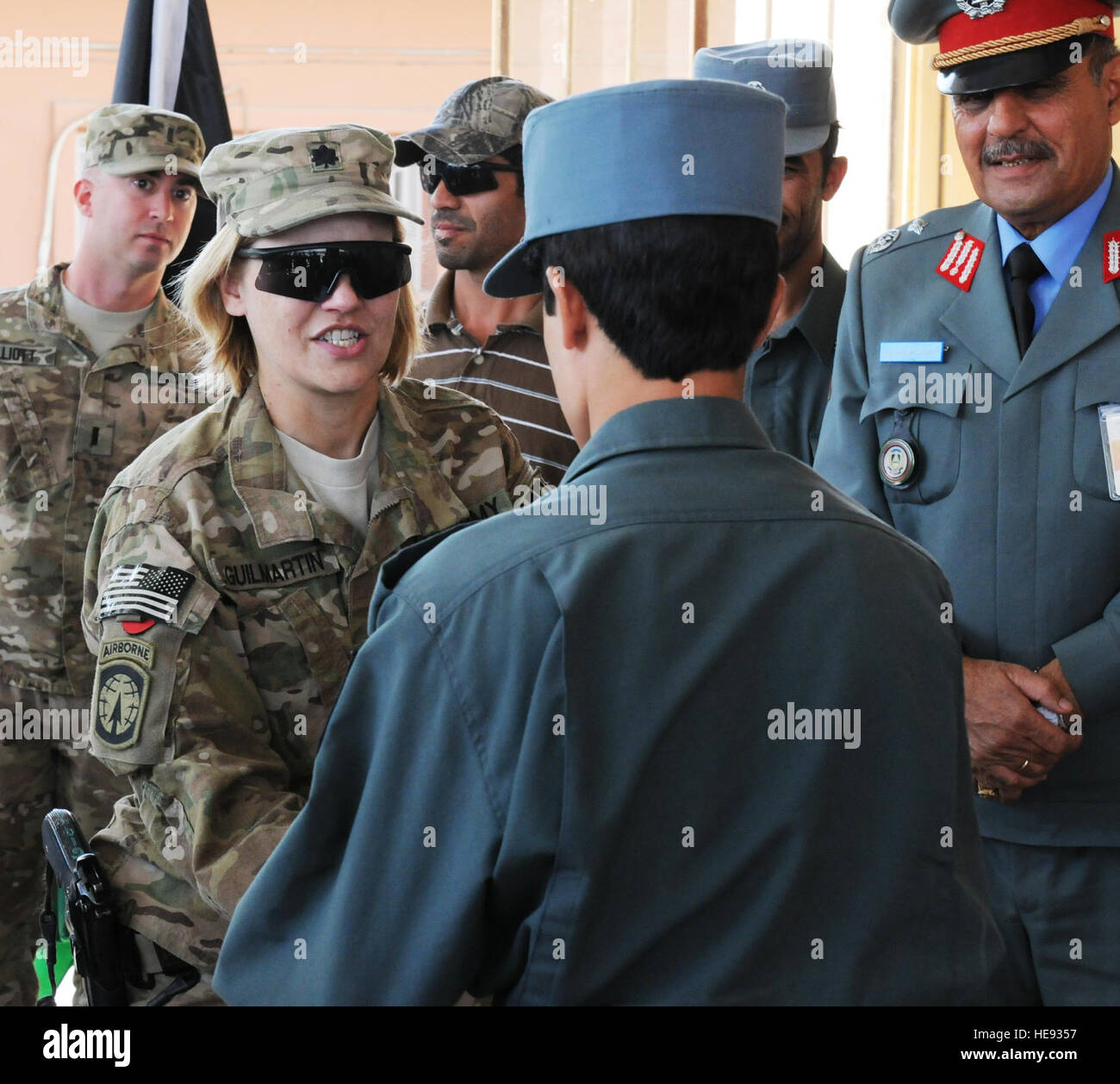 Stati Uniti Esercito Lt. Col. Eugenia Guilmartin si congratula con le mani e un certificato a una polizia nazionale afgana laureato delle indagini penali corso, a Camp Nathan Smith, Sett. 28, 2011, a Kandahar, Afghanistan. Gli studenti ha studiato le tecniche di colloquio, di base indagine penale, forensics, ordigni esplosivi artigianali, awarenes miniera di base e le procedure mediche. (Air Force MSgt Paolo Hughes) Foto Stock