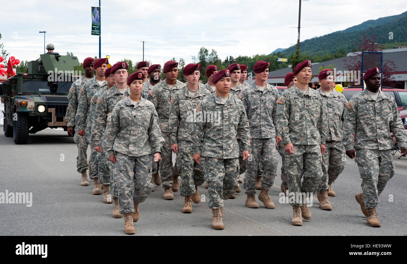 Soldati da base comune Elmendorf-Richardson marzo nell'Orso annuale parata della zampa in Eagle River, Alaska, 11 luglio, 2015. Il comune di base contro la guida in stato di ebbrezza e abuso di droga Istruzione resistenza veicoli, un soldato marching unità dalla base comune Elmendorf-Richardson, e 9 Banda Armata da Fort Wainwright, Alaska hanno partecipato a questo anno di Bear Paw Parade. Senior Airman Tammie Ramsouer) Foto Stock