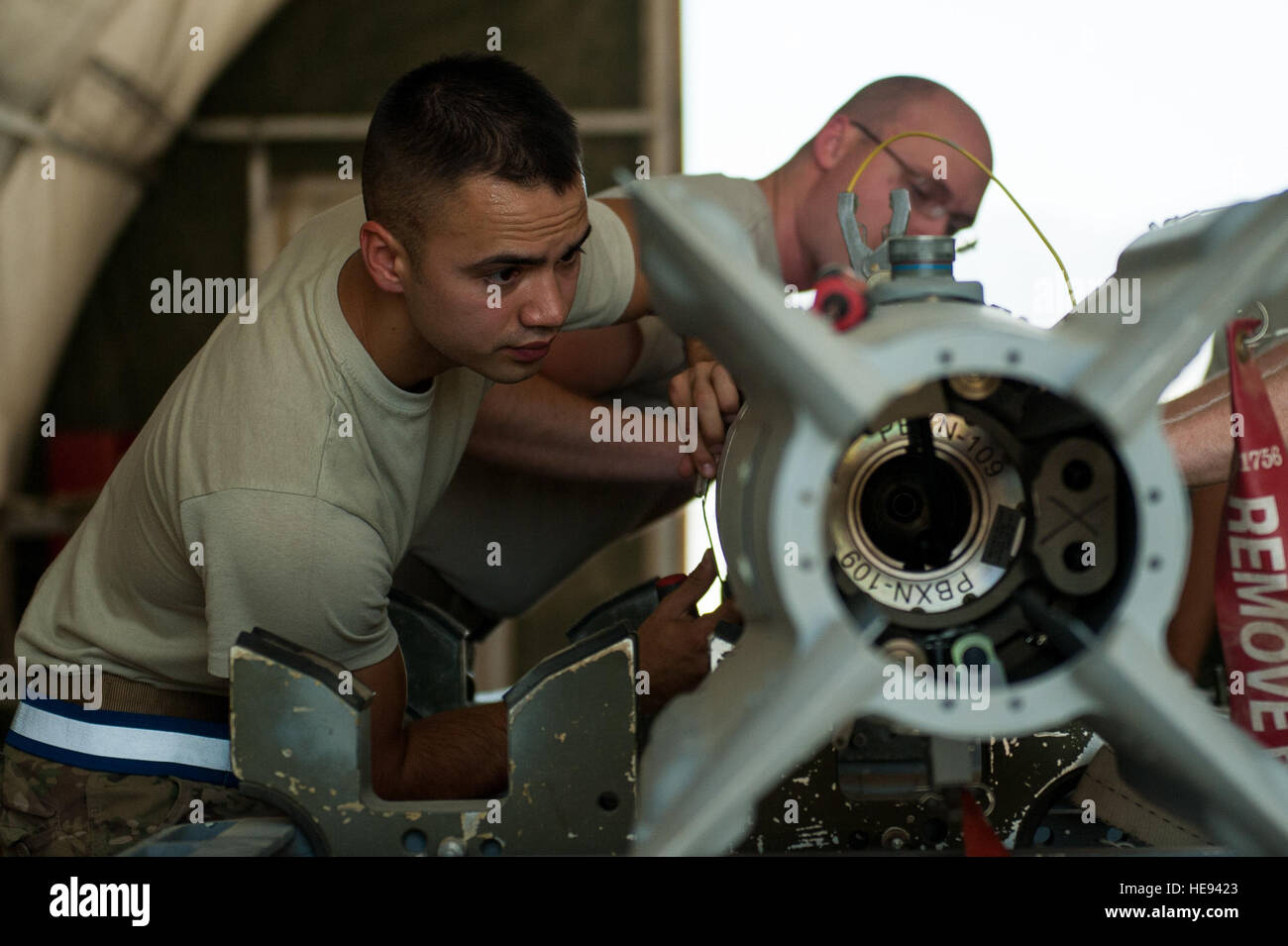 Stati Uniti Air Force Airman 1. Classe Matteo Lopez, sessantaduesima Expeditionary squadrone di ricognizione di munizioni per il tecnico di sistemi, costruisce un GPS-guidato GBU-49 arma a Kandahar Airfield, Afghanistan, 15 agosto 2015. La sessantaduesima ERS munizioni volo assicura che ogni munizione caricata su un MQ-1 Predator e MQ-9 Reaper avverrà come previsto quando utilizzato. Tech. Sgt. Giuseppe Swafford Foto Stock