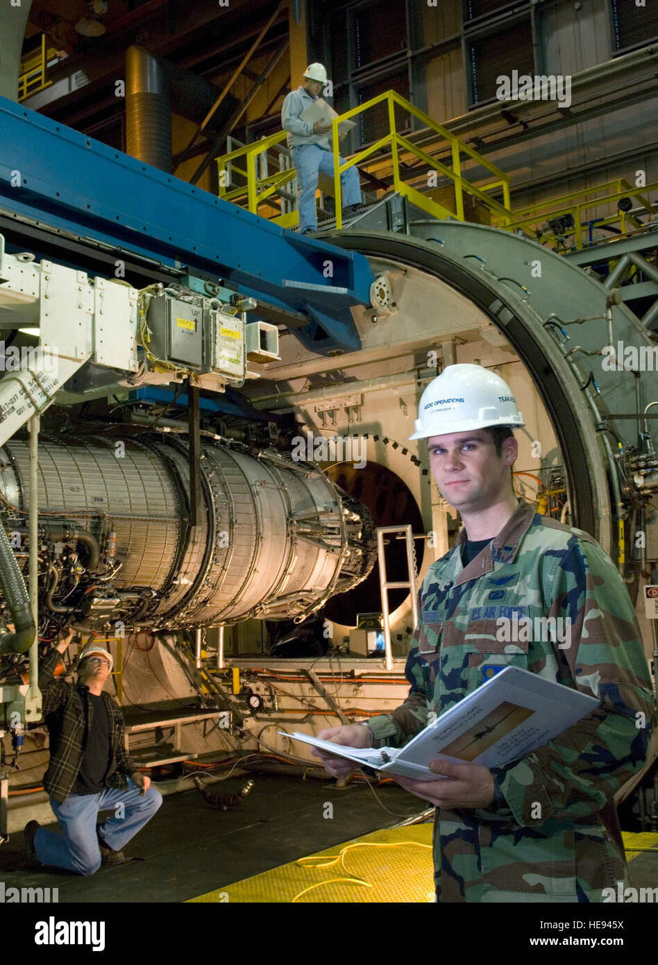 1Lt. Josh Fredrick recensioni elenchi di controllo per la manutenzione per un General Electric F101 motore essendo utilizzato per il test iniziale di un 50-50 mix di Fisher-Trosch e JP-8 carburanti a Arnold Engineering Development Center, Arnold Air Force Base, Tennessee Il nuovo carburante sintetico ridurrà U.S. la dipendenza dal petrolio estero e aumentare le nostre scelte per il carburante. Il tenente Fredrick è una propulsione aria test project manager per il centro. Il personale Sgt. Bennie J. Davis III) Foto Stock