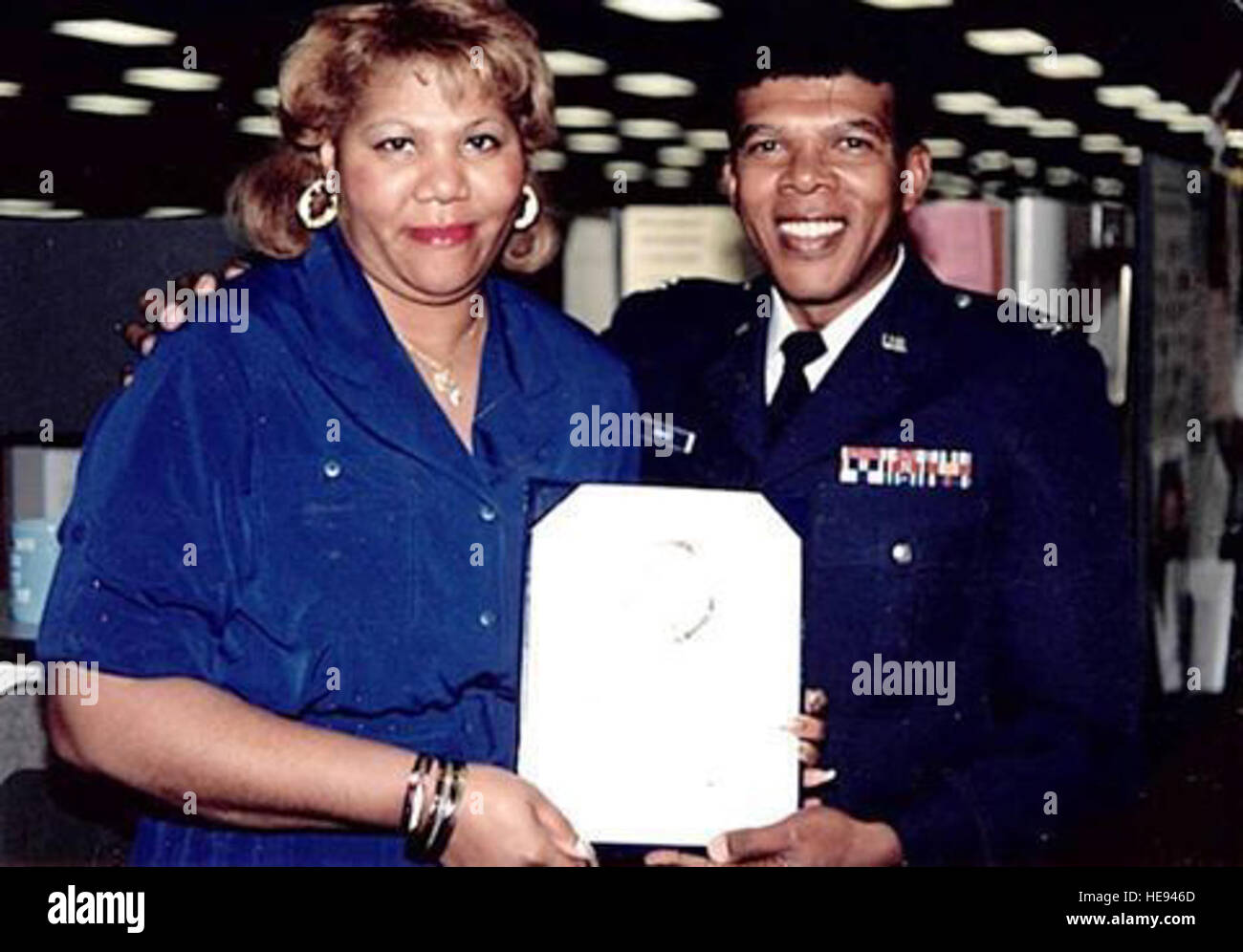 In una foto non datata, Col. Joseph C. Ramsey presenta un certificato di Margaretta Burroughs. Ramsey è stato il primo e unico comandante afro-americano di ARPC quando esso era stato localizzato in precedenza presso l'ex Lowry Air Force Base, Colo. ha servito come il XXI ARPC comandante dal 16 maggio 1987, fino al mese di agosto 23, 1991. Foto Stock