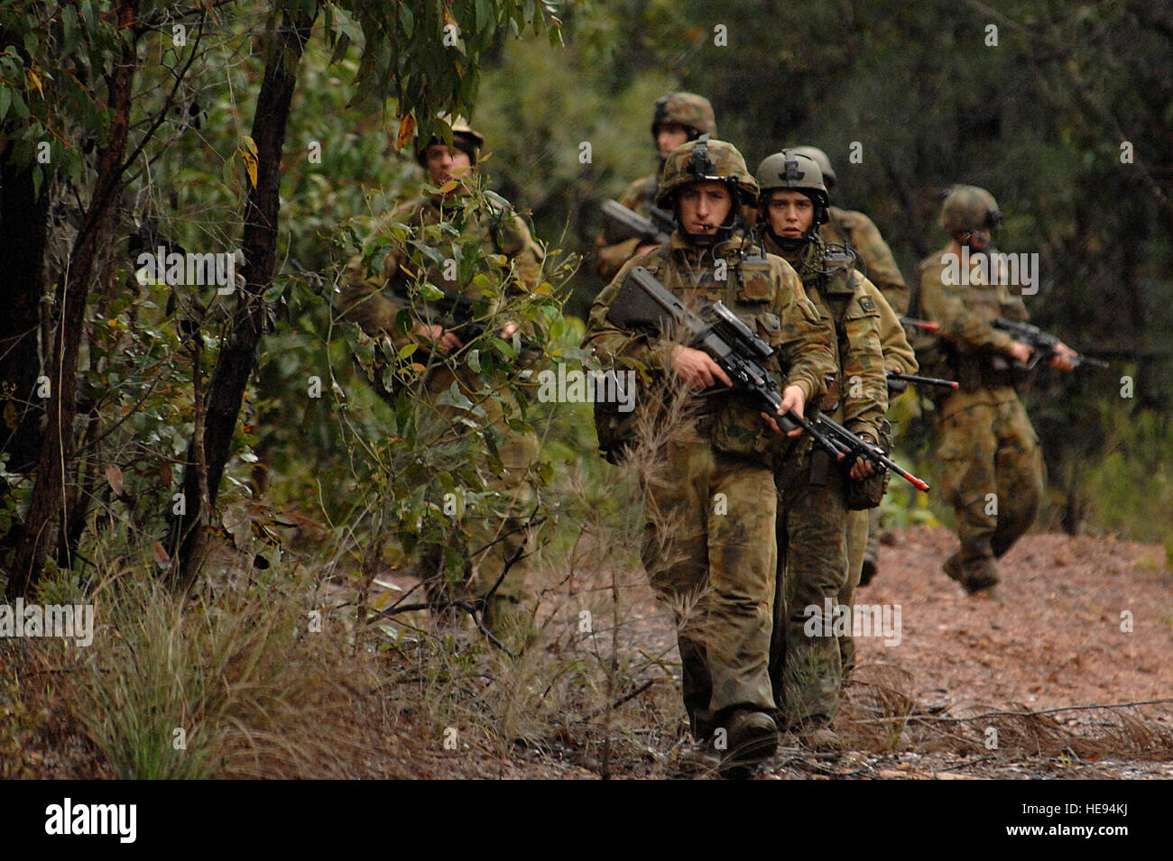 Esercito Australiano soldati del secondo battaglione, Royal Australian Regiment conduce una pattuglia del piede durante la fase di esercizio talismano Sabre 2007 in Shoalwater Bay, Australia, 22 giugno 2007. La biennale esercizio è progettato per treno australiano e le forze USA in programmazione e svolgimento combinato di task force delle operazioni, che aiuteranno a migliorare la disponibilità di combattimento e di interoperabilità. Tech. Sgt. Jeremy Lock) (rilasciato) Foto Stock