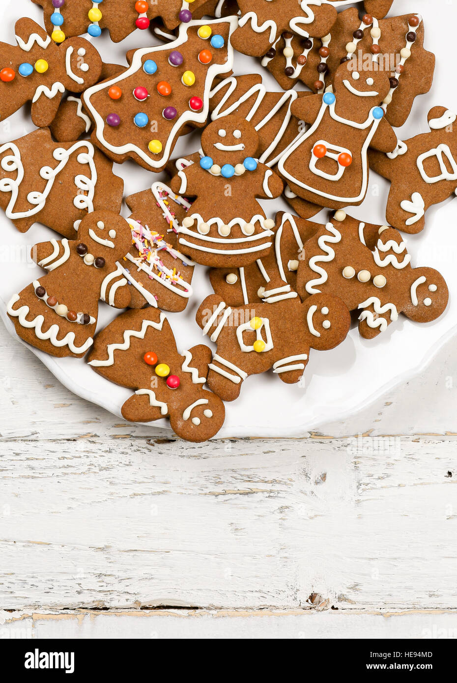 Natale in casa Gingerbread Man la famiglia cookies coppie in legno bianco sullo sfondo della tabella Foto Stock