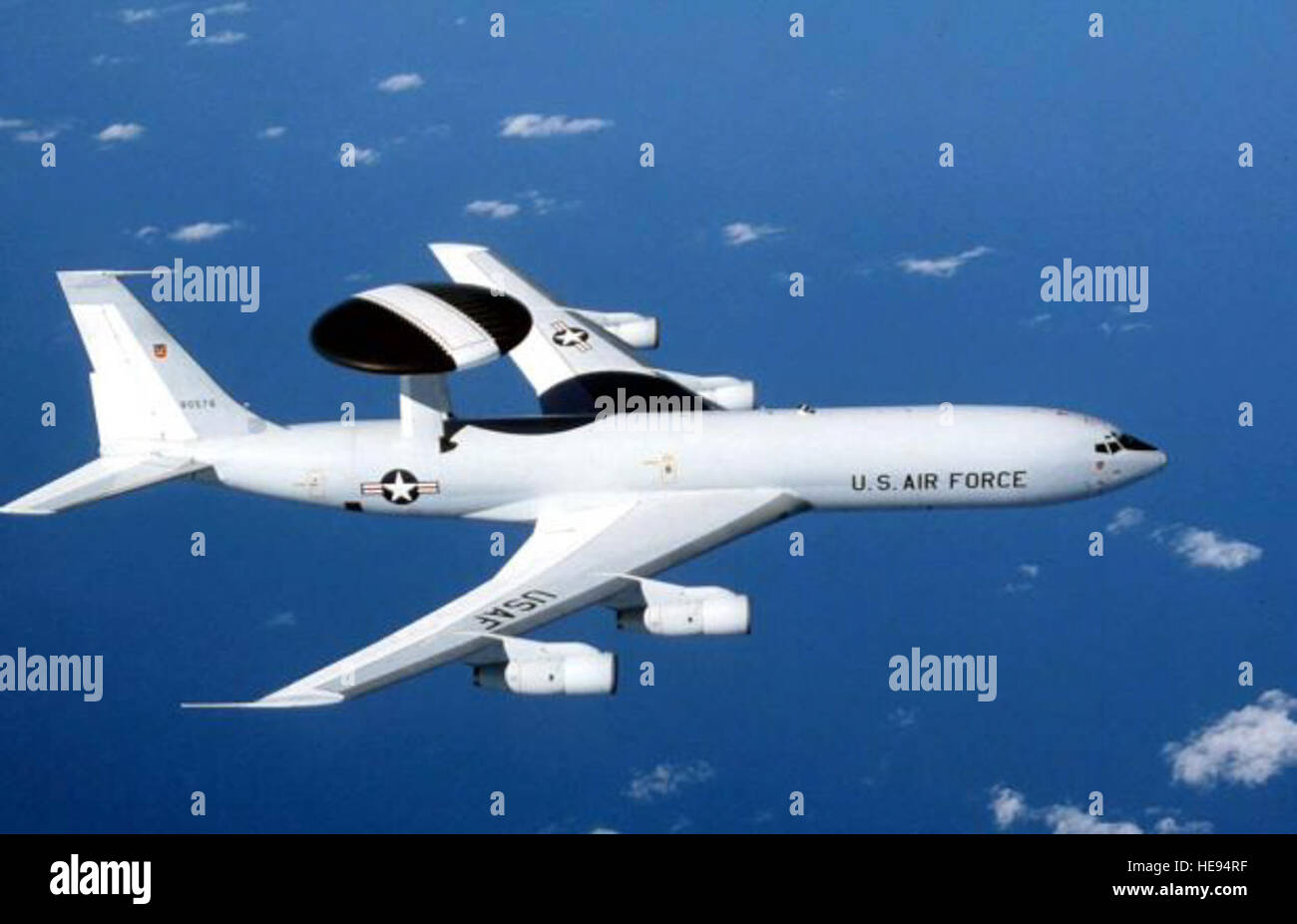 E-3 Sentry è un avvertimento in volo e il sistema di controllo (AWACS) aerei che fornisce all-weather sorveglianza, comando, controllo e le comunicazioni necessarie dai comandanti militari degli Stati Uniti e la NATO forze di difesa aerea. Come dimostrato nel Desert Storm, è il premier battaglia dell'aria di comando e di controllo aereo in tutto il mondo di oggi. E-3 Sentry è un Boeing modificati 707/320 cellula commerciale con una rotazione della cupola radar. La cupola è 9,1 metri, in diametro, sei piedi (1,8 metri) spessa e è tenuto 11 piedi (3,3 metri) sopra la fusoliera da due puntoni. Esso contiene un sottosistema di radar che permette surveillan Foto Stock