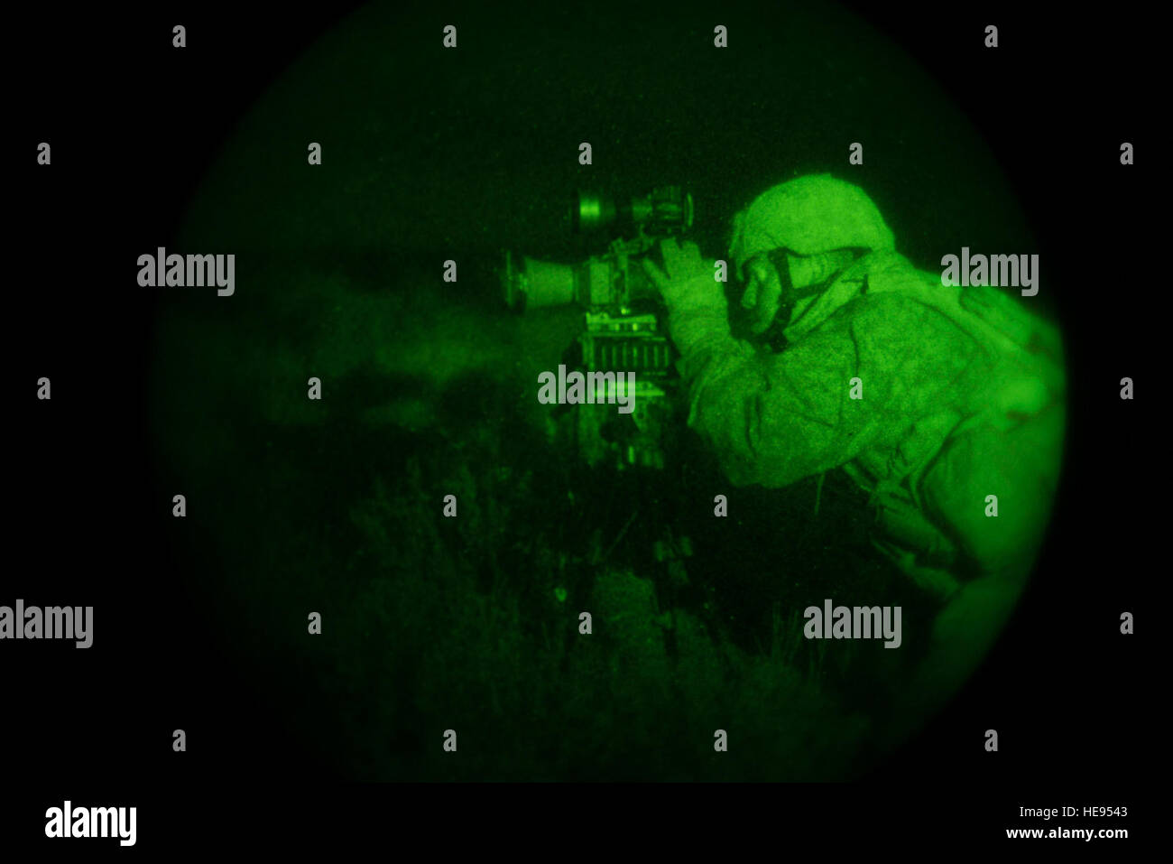 Stati Uniti Marine Cpl. Daniel Soto, 1° aria Naval spari Liaison Azienda bracci di supporto Liaison Team Delta avanti controller aria, obiettivi insorti improvvisate di placcatura di dispositivi esplosivi durante una notte vicino-aria scenario di supporto al ginepro Butte bombardamento intervallo vicino casa di montagna Air Force Base, Idaho, Ottobre 8, 2013. Addestramento realistico fornisce gli Stati Uniti e ha collaborato warfighters con il bordo di combattimento. Casa di montagna ha ospitato la formazione dal 2004 poiché la base è il giusto mix di spazio aereo, gamme di moderna e personale competente, che crea la posizione perfetta per questo tipo di combinata-join Foto Stock