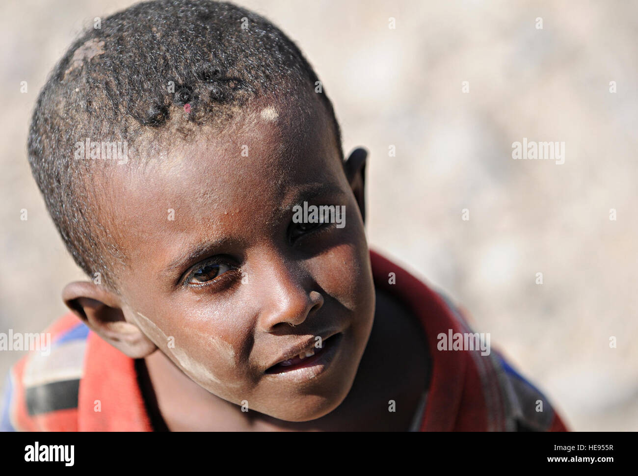 Un ragazzo del Gibuti si prende una pausa da giocare con i suoi amici in Karabti San, Gibuti, Gen 3, 2012. Più tardi lo stesso giorno, il ragazzo e i suoi amici hanno partecipato ad un soldato in programma in Aula, che ha indicato loro in base inglese. Senior Airman Jarad Denton Foto Stock