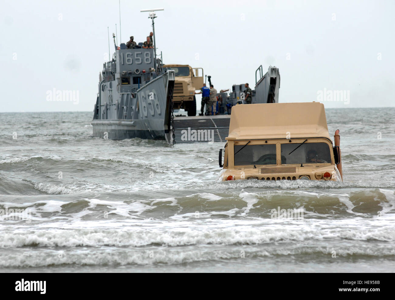 Una elevata mobilità multiuso di veicolo su ruote (HMMWV o Humvee) esce da un'utility landing craft dall'assalto anfibio nave USS Nassau (LHA 4) sulla spiaggia di Galveston Texas per iniziare i soccorsi sett. 18. Il Nassau è che sono ancorate al largo di Galveston per eseguire il rendering di risposta di emergenza e gli aiuti alle autorità civili come indicato dopo il passaggio dell uragano Ike. Il personale Sgt. Bennie J. Davis III) Foto Stock