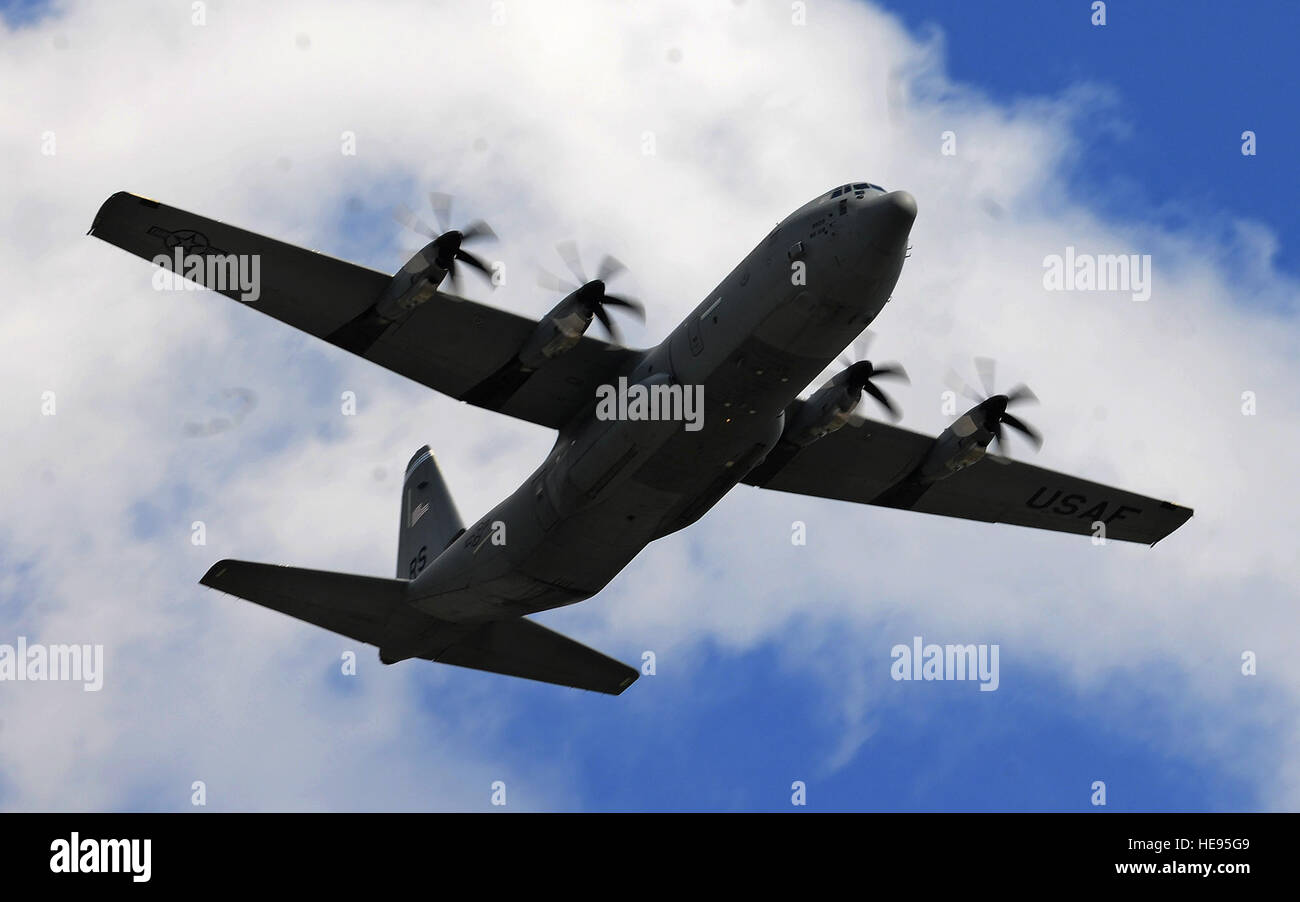 Un U.S. Air Force C-130J Super Hercules velivolo vola oltre la linea di volo durante un unimproved zona di atterraggio di formazione missionaria a Powidz Air Base, Polonia, agosto 25, 2014. La missione era parte della Polonia Off-stazione di distribuzione di formazione, a 2 mese Aria forza expeditionary rotazione, a sostegno di Atlantic risolvere. Con base in Europa U.S. Unità dell'esercito sono state distribuite in Polonia, Lituania, Estonia e Lettonia per condurre bilaterale di esercitazioni militari e rafforzare la sicurezza della NATO di impegni per le nazioni ospitanti. Il personale Sgt. Jarad A. Denton Foto Stock