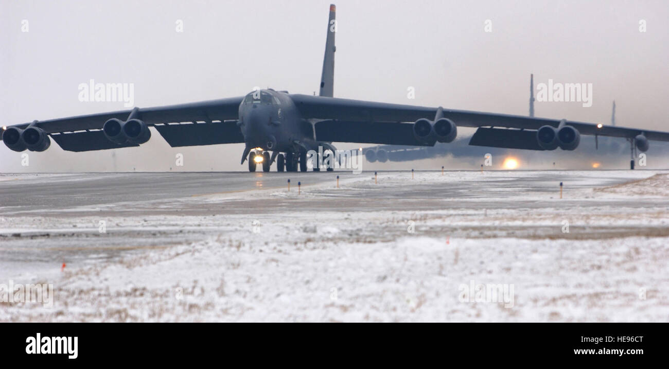 A B Stratofortress taxi durante un esercizio di avviso in corrispondenza di Minot Air Force Base, N.D., lunedì 6 marzo 2006. La creazione di un avviso esercizi sono tenuti a garantire la base è in grado di rispondere rapidamente per gli obiettivi nazionali. Il personale Sgt. Jocelyn ricca) Foto Stock