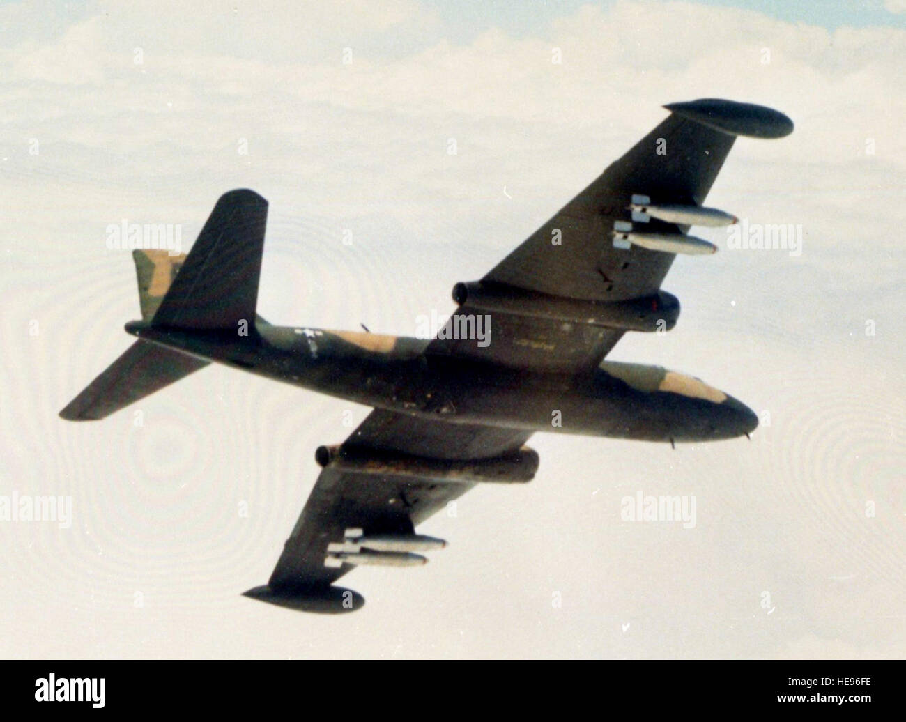 Phan Rang AB, RVN - angolo basso a destra vista posteriore di un B-57 velivoli del 8 Tactical Bomb Squadron caricato con due 750lb napalm bonbs su ciascuna ala, in volo, 1969. Stati Uniti Air Force foto. Foto Stock