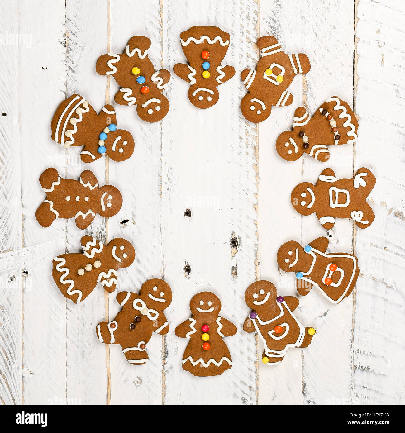 Natale in casa Gingerbread Man la famiglia cookies coppie in legno bianco sullo sfondo della tabella, amicizia internazionale concetto Foto Stock