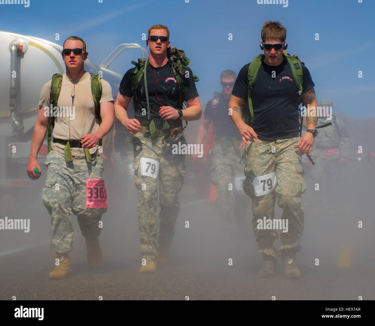 WHITE SANDS MISSILE RANGE, N.M. - Stati Uniti I partecipanti dell'esercito in Bataan Memorial morte marzo passano attraverso acqua sigg lungo il corso qui Marzo 25. Il team di Fort Bragg, Texas, finito prima con un tempo di 5:25:19. Essi portavano zaini di peso superiore a 35 libbre. La prima squadra in campo militare - light categoria, Team bianco 2 alfa, finito in 5:56:06. Airman 1. Classe Daniel E. Liddicoet Foto Stock