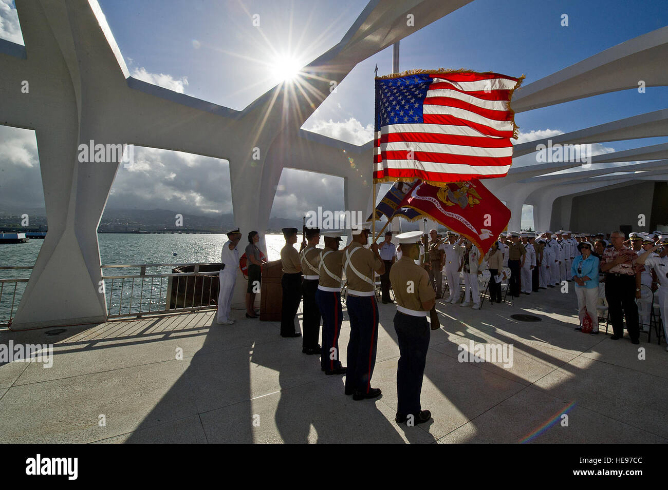 Servizio congiunto Navy e Marine Corps Color Guard visualizzare i colori sulla USS Arizona Memorial, Giugno 4, 2012, durante il canto dell'inno nazionale. II Guerra Mondiale Veterani, ospiti civili, e marinai e marines e aviatori assegnati alle basi militari alle Hawaii si sono riuniti presso la USS Arizona Memorial per una ghirlanda recante cerimonia per commemorare il settantesimo anniversario della battaglia di Midway. Foto Stock