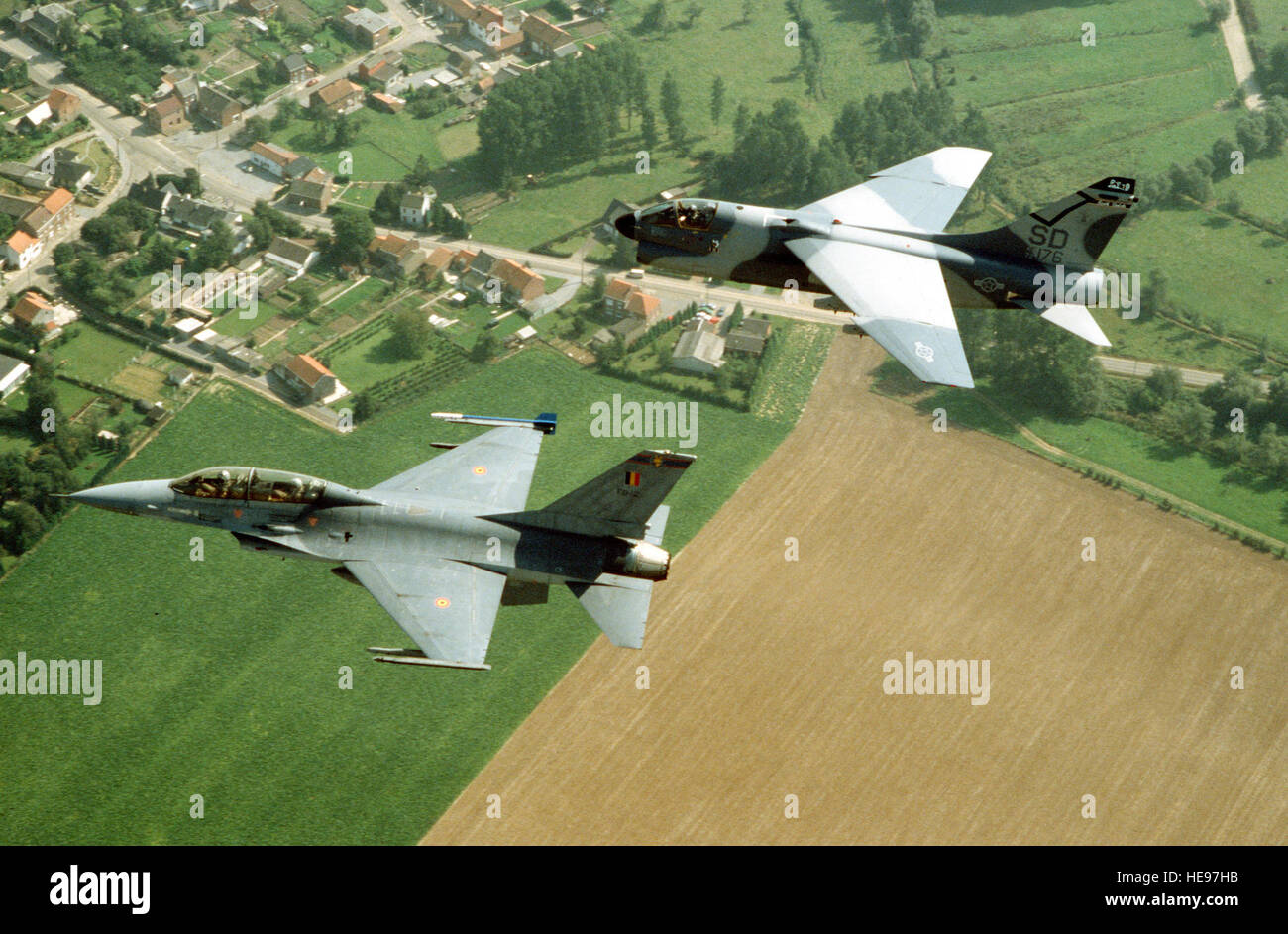 Belga di F-16B Fighting Falcon velivoli e un 175Tactical Fighter Squadron A-7D Corsair II aeromobili prendere parte a una missione durante il fuoco a freddo, una delle serie di Reforger '88 esercizi. Foto Stock