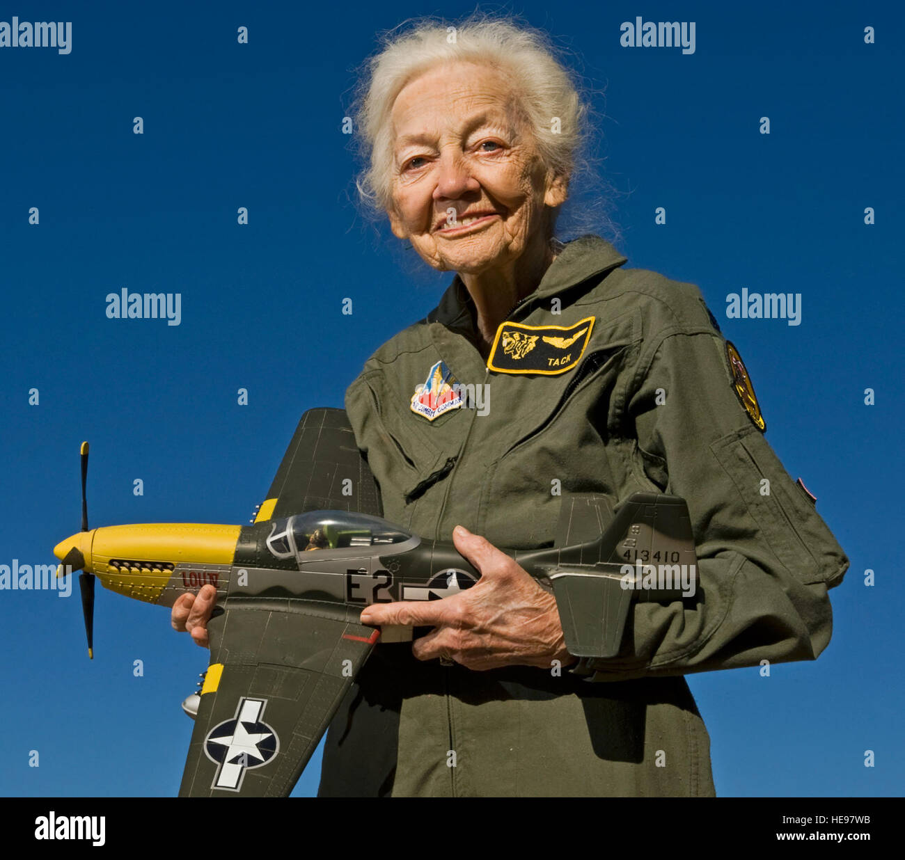 Betty 'Tack' Blake, 91, contiene un modello di un P Mustang, la sua preferita di aerei di volare, nella parte anteriore della sua casa di Scottsdale, in Arizona Blake hanno aderito alla prima classe di WAFs (in seguito denominata donne Airforce piloti del servizio). Durante la II Guerra Mondiale, fu assegnato come pilota di trasporto, che stava trasportando 36 diversi tipi di aeromobili in tutta l'America. Tech. Sgt. Bennie J. Davis III) Foto Stock