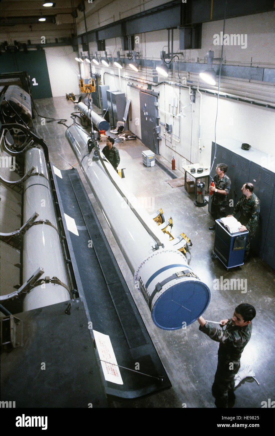 Membri del 501missile tattico ala pratica un carico di massa ha lanciato i missili cruise (g/cm) transporter-erettore-veicolo lanciatore con un formatore inerte. Dal febbraio 1985 Airman Magazine. Foto Stock