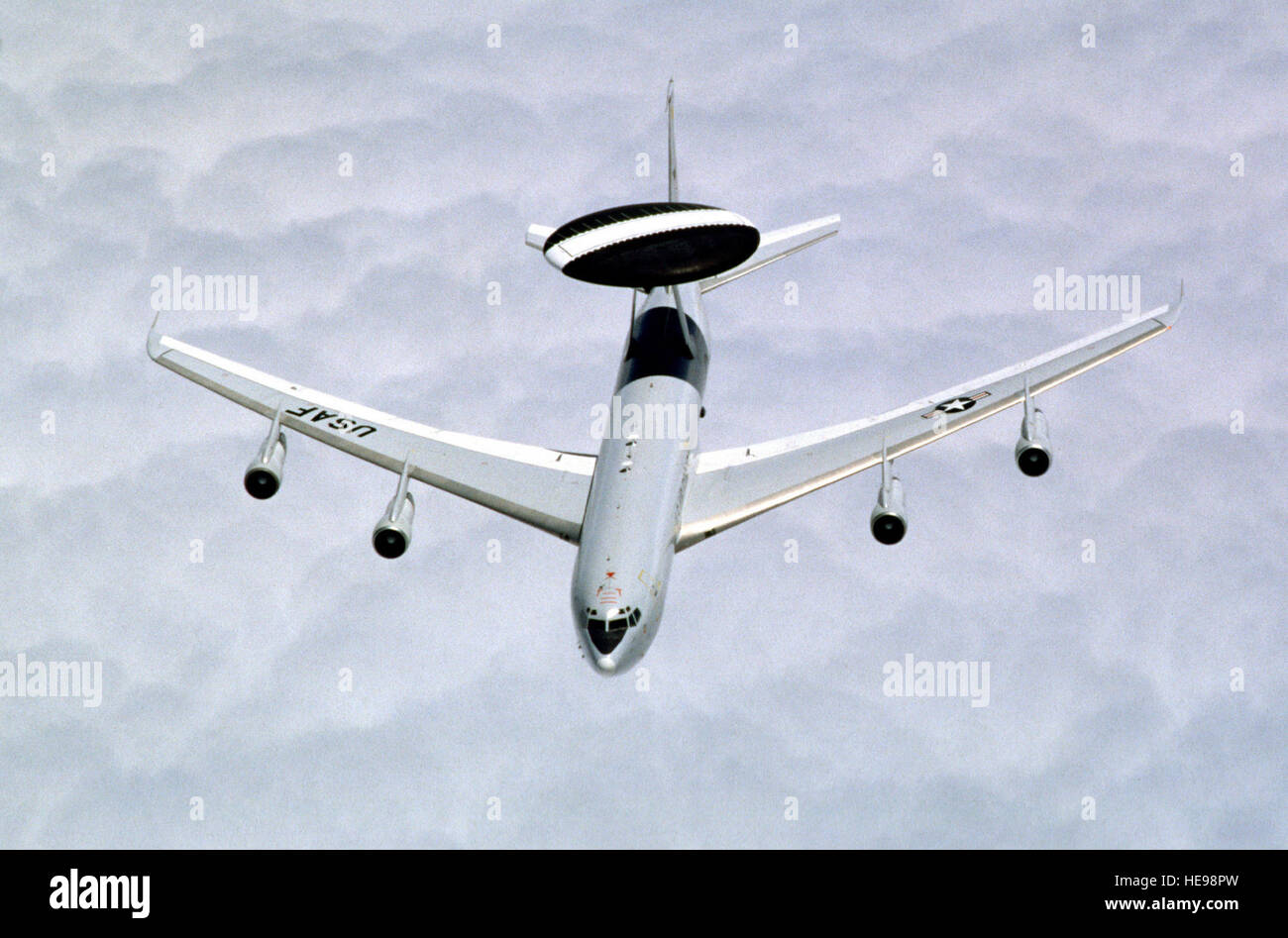 Un'E-3 Sentry si avvicina ad una KC-10un extender di McGuire Air Force Base antenna per il rifornimento di carburante il 29 giugno 2000. E-3 Sentry è un avvertimento in volo e il sistema di controllo (AWACS) aerei che fornisce all-weather sorveglianza, comando, controllo e le comunicazioni necessarie dai comandanti militari degli Stati Uniti e la NATO forze di difesa aerea. E-3 Sentry è modificato Boeing 707/320 cellula commerciale con una rotazione della cupola radar. La cupola è di circa 9 metri di diametro e di 6 metri di spessore e è tenuto 11 piedi sopra la fusoliera da due puntoni.it contiene un sottosistema di radar che permette la sorveglianza da parte della superficie della terra fino al Foto Stock