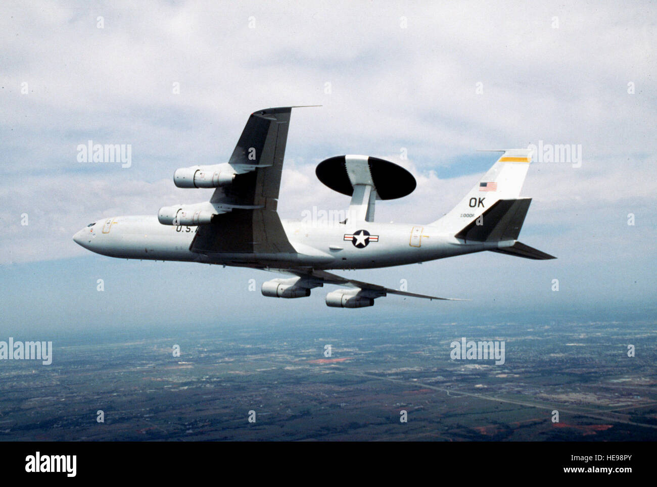 Un'E-3 Airborne attenzione e il sistema di controllo degli aeromobili di Tinker AFB, OK in aria su una missione.E-3 Sentry è modificato Boeing 707/320 cellula commerciale con una rotazione della cupola radar. La cupola è di circa 9 metri di diametro e di 6 metri di spessore e è tenuto 11 piedi sopra la fusoliera da due puntoni.it contiene un sottosistema di radar che permette la sorveglianza da parte della superficie della terra fino nella stratosfera, sulla terra o acqua. Il radar ha una gamma di più di 200 miglia per bassa battenti obiettivi e più lontano per veicoli aerospaziali volare a medie e alte altitudini. TSgt. John K. McDowell) Foto Stock