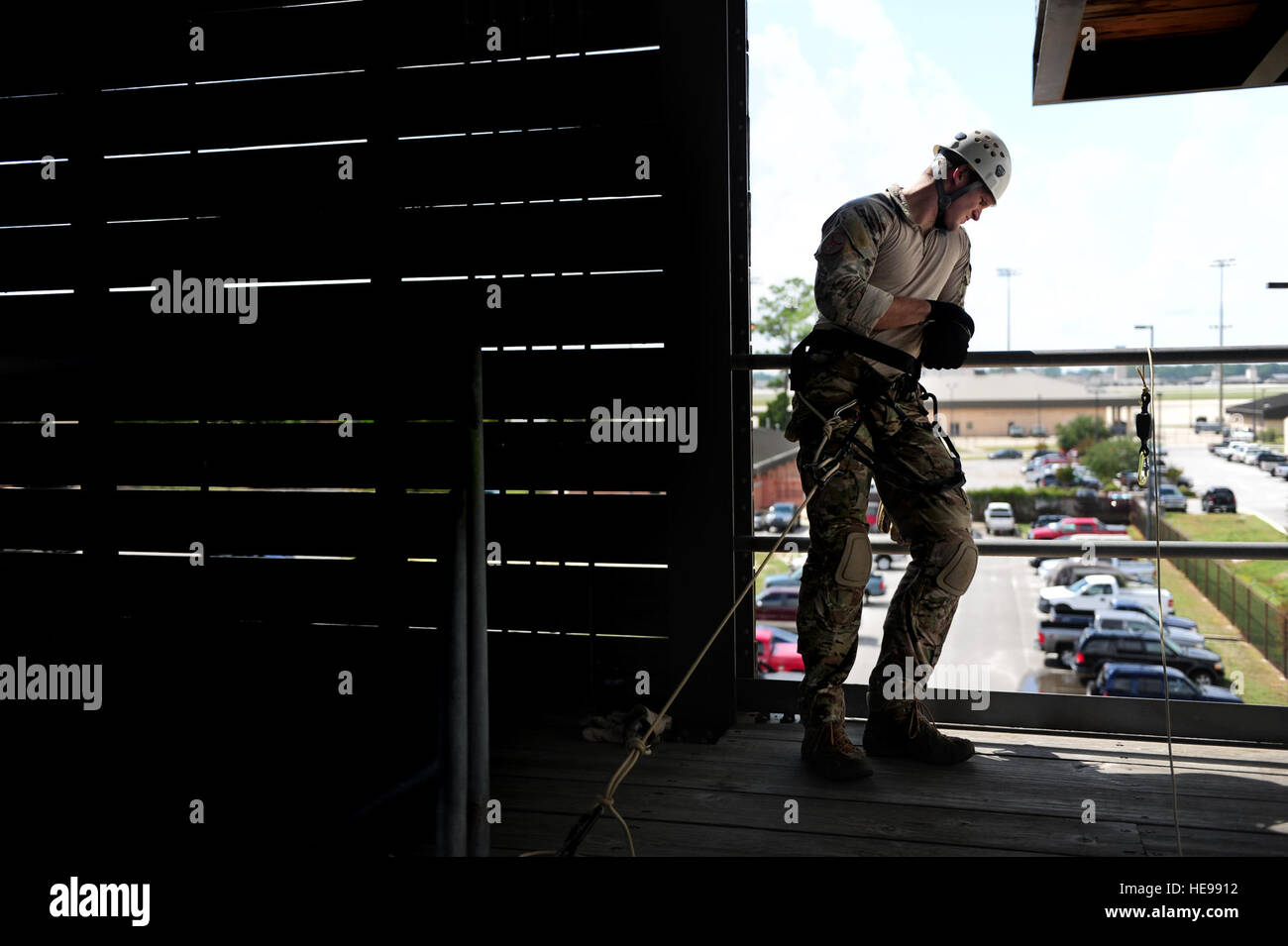 Stati Uniti Air Force Senior Airman Chris Johnston, un pararescueman (pj) con il ventitreesimo Tattiche speciali Squadron, Red Team, osserva sul dei suoi compagni di squadra pratica un nuovo rappelling tecnica sul campo Hurlburt, Fla. PJ sono in grado di distribuire in tutto il mondo in qualsiasi momento tramite aria, terra, mare o per eseguire la vita missioni di salvataggio. Il loro motto "che altri possano vivere' riafferma il PJ impegno per salvare vite umane e di abnegazione. Airman 1. Classe Matteo J. Bruch) Foto Stock
