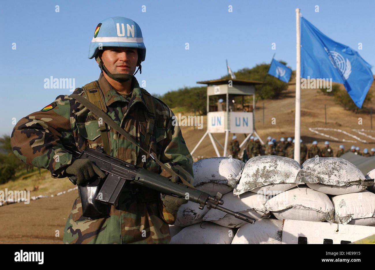 Esercito boliviano 2 Lt. Mauricio Vidangos sta di guardia all'entrata il punto di controllo di un punto di osservazione durante il training, Ottobre 21, 2002. Lo scopo del corso è quello di preparare per la formazione sul campo esercizio porzione di Cabanas 2002 Cile, tenuto in Fuerte Lautaro, Cile. Il Cabanas 2002 il Cile è una multinazionale disponibilità combinato esercizio di formazione centrata intorno al mantenimento della pace compiti operativi. Questo esercizio fornisce un opportunità per oltre 1.300 militari e civili provenienti da Argentina, Bolivia, Brasile, Cile, Colombia, Ecuador, Paraguay, Perù, Uruguay e gli Stati Uniti per aumentare th Foto Stock