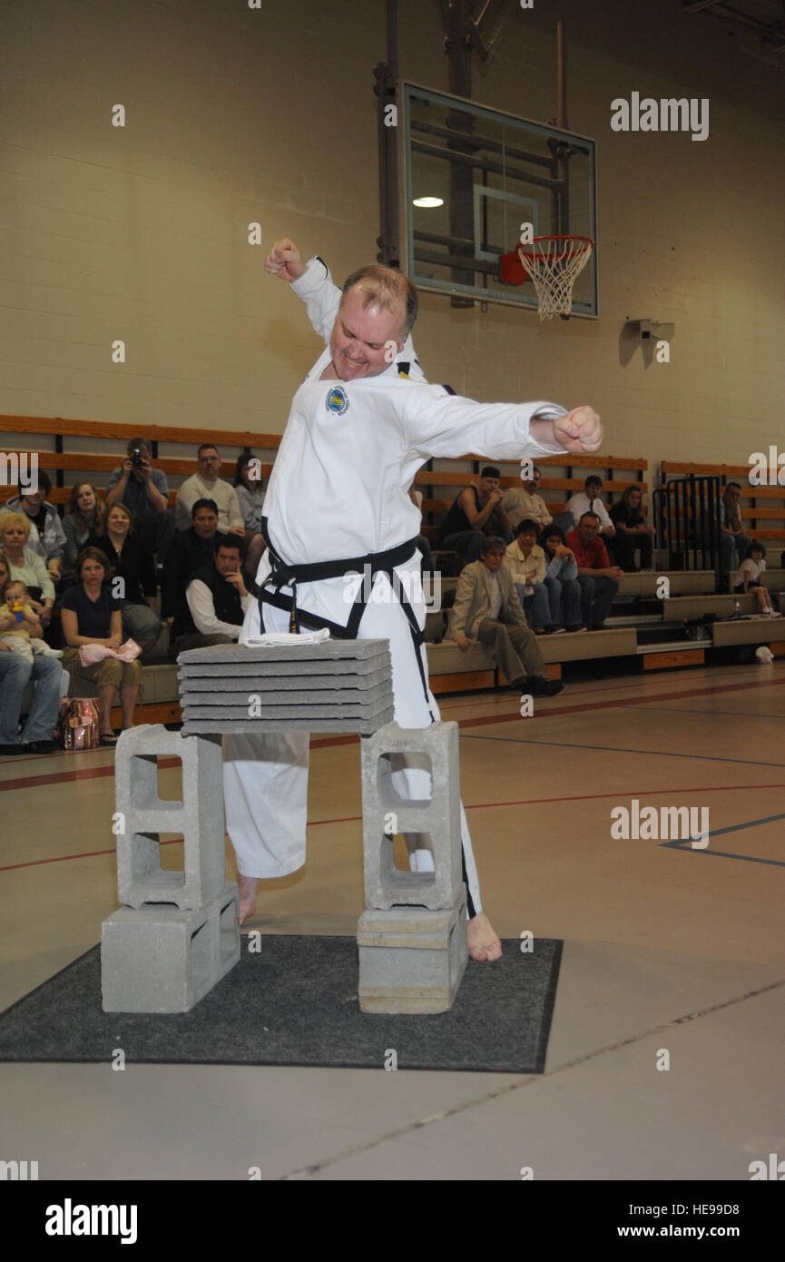 Ricky Todd, sesto grado di cintura nera e Capo istruttore per gli Stati  Uniti TaeKwon-Do della Federazione Tae AXKwon-Do scuola in Bellevue, si  prepara a rompere attraverso sei tegole di cemento 19