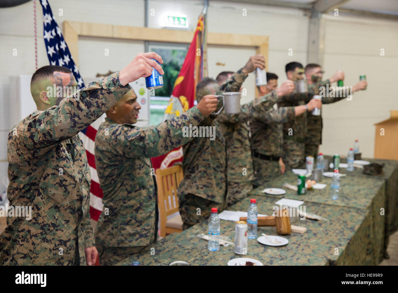 Stati Uniti Marines e marinai con Alfa Company, Mar Nero forza rotazionale di alzare le loro bevande per un brindisi durante un pasticcio di notte a bordo di Mihail Kogalniceanu Air Base, Romania, Aprile 6, 2016. Non importa dove Marines sono in tutto il mondo, essi trovare opportunità di raccogliere insieme a sposare unità e coesione ESPRIT de Corps. Lancia Cpl. Kyle A. Kauffman, 2D MARDIV COMCAM/ rilasciato) Foto Stock