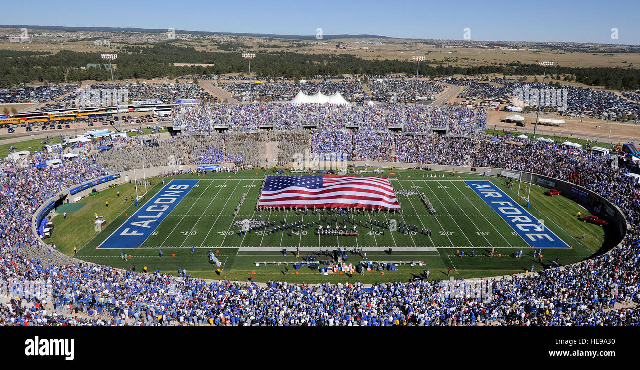 Avieri distendere una grande bandiera americana durante il Halftime spettacolo presso la Air Force-BYU gioco in Falcon Stadium sett. 11, 2010. La mostra commemora le vittime del sett. 11, 2001, gli attacchi terroristici a New York e contro il Pentagono e Shanksville, Pa. Mike Kaplan) Foto Stock