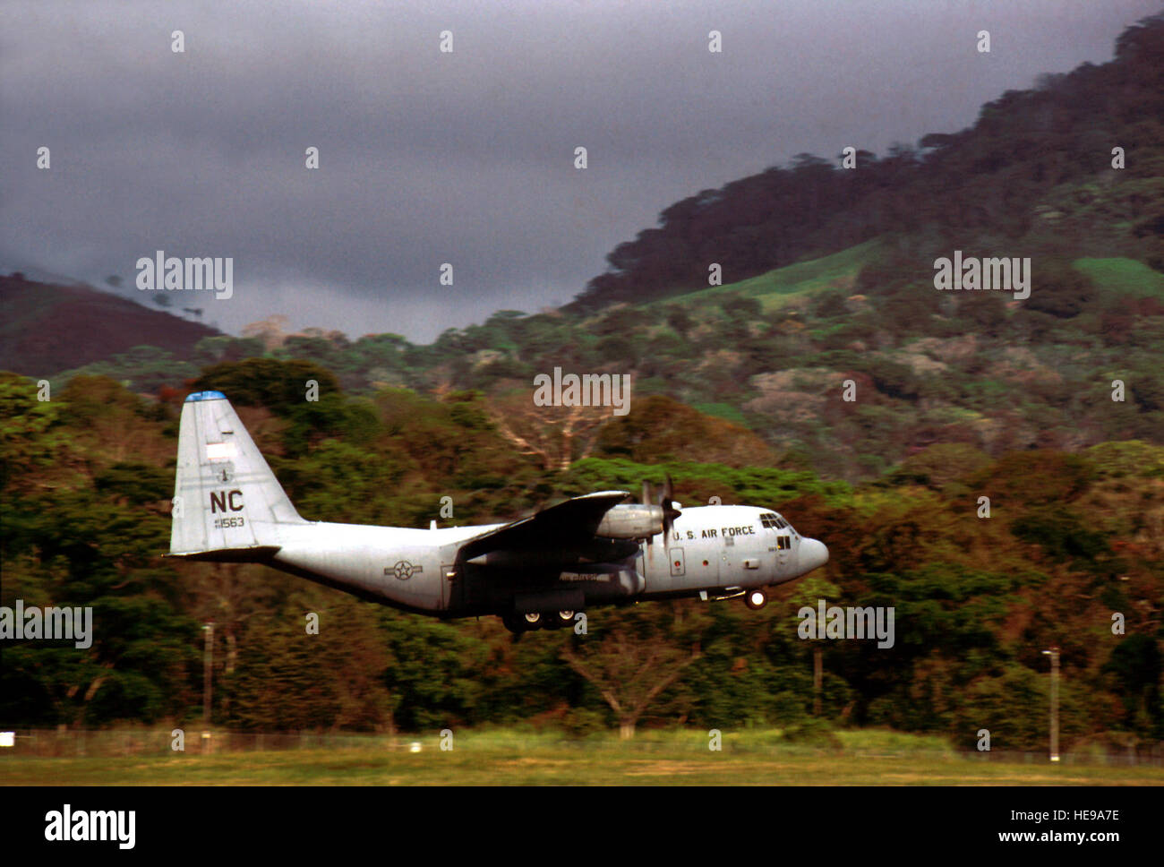 Un velivolo C-130 dal North Carolina Air National Guard, performes una missione fuori Howard Air Force Base, Panama. Questa fotografia è parte del novembre 1999 Airman Magazine articolo "Adios Amigos". Foto Stock