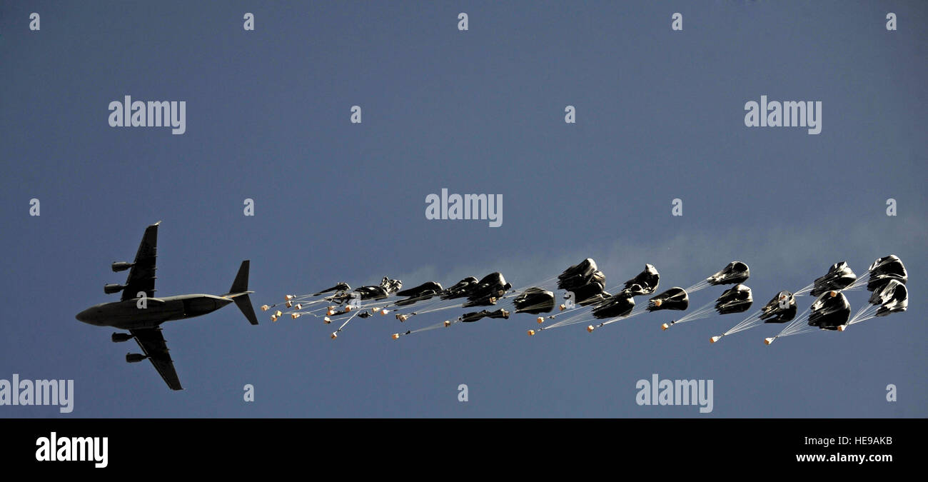 Un U.S. Air Force Globemaster III airdrops forniture in avanti su una base operativa Lane, Afghanistan, 21 luglio 2011. Foto Stock