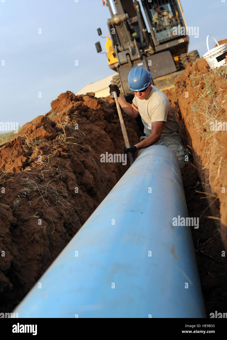 Airman 1. Classe Michael Wiggins, 97th ingegnere civile Squadron acqua e i sistemi di alimentazione carburante manutenzione apprendista, si prepara una tubazione per l'installazione dietro una cisterna interrata di carburante, 14 agosto 2012. La 97th CES sta lavorando su un greggio acqua progetto di irrigazione che soddisfa un costo-consapevole cultura. Non potabile acqua di irrigazione sarà utilizzato per acqua i sentieri ventoso campo da golf, il salvataggio di base intorno $48.000 sul costo di utilità per anno e per salvare la città di Altus intorno $12.000 in costi operativi all'anno. Foto Stock