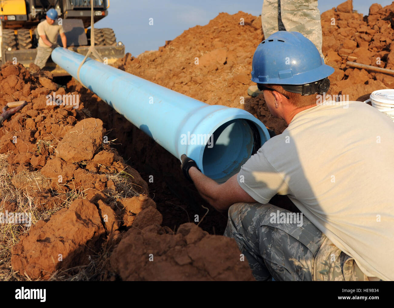 Senior Airman Corey Barr, 97th ingegnere civile Squadron acqua e i sistemi di alimentazione carburante manutenzione artigiano e Airman 1. Classe Michael Wiggins, 97th CES acqua e i sistemi di alimentazione carburante manutenzione apprendista, installare un tubo dietro una cisterna interrata di carburante, 14 agosto 2012. La 97th CES sta lavorando su un greggio acqua progetto di irrigazione che soddisfa un costo-consapevole cultura. Non potabile acqua di irrigazione sarà utilizzato per acqua i sentieri ventoso campo da golf, il salvataggio di base intorno $48.000 sul costo di utilità per anno e per salvare la città di Altus intorno $12.000 in costi operativi all'anno. Foto Stock