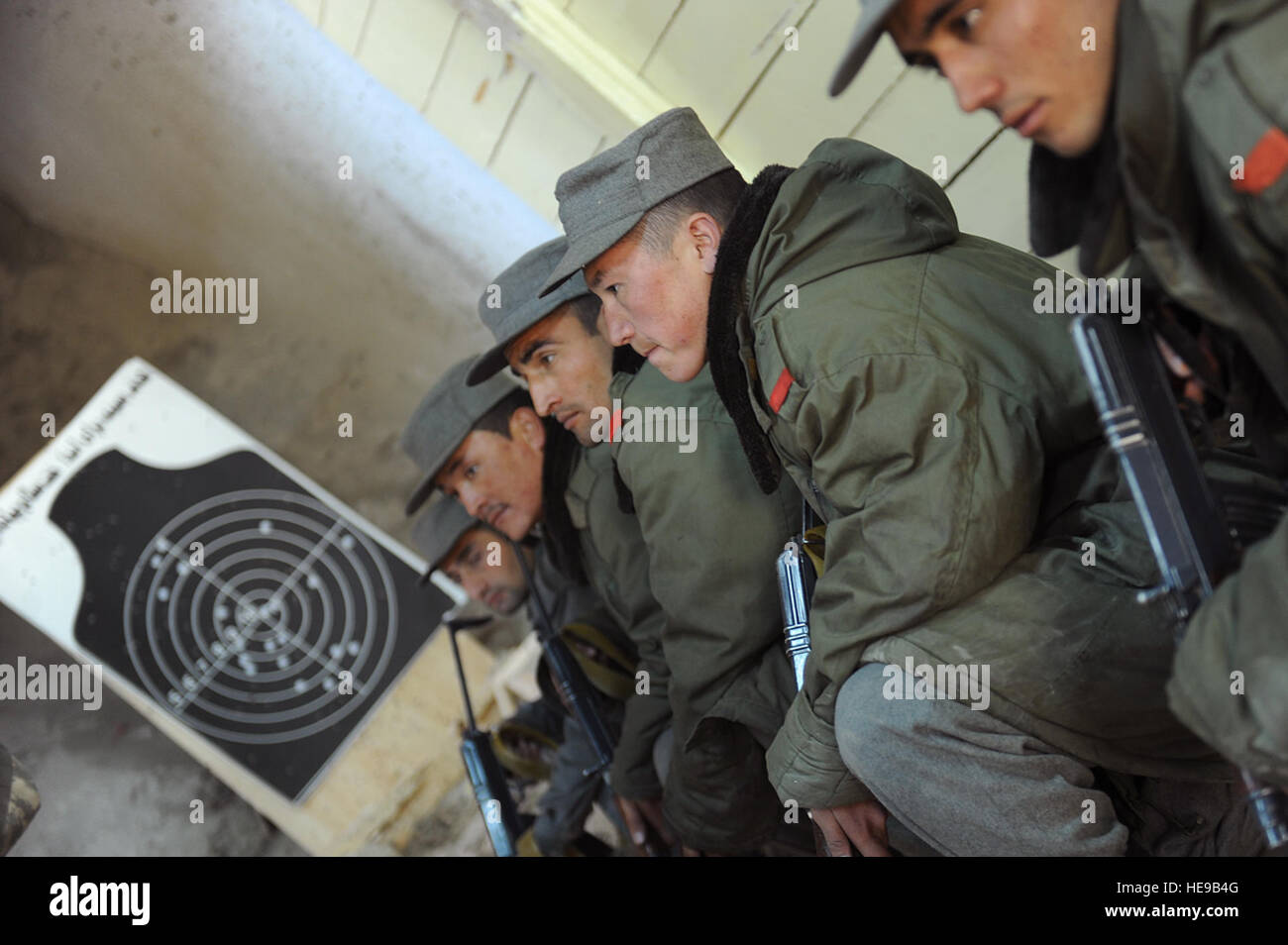 100117-F-7367Y-068 KABUL- Cadetti ricevere istruzioni sulla AK-47 fucile di precisione di tiro presso la polizia nazionale afgana Accademia (ANPA). L'ANPA ha recentemente iniziato a treno di cadetti in un accelerato, corso di sei mesi a causa della domanda elevata per più agenti di polizia in tutta l'Afghanistan. L'Accademia di treni di uomini e donne provenienti da più di 34 province. Senior Airman Brian Ybarbo) Foto Stock