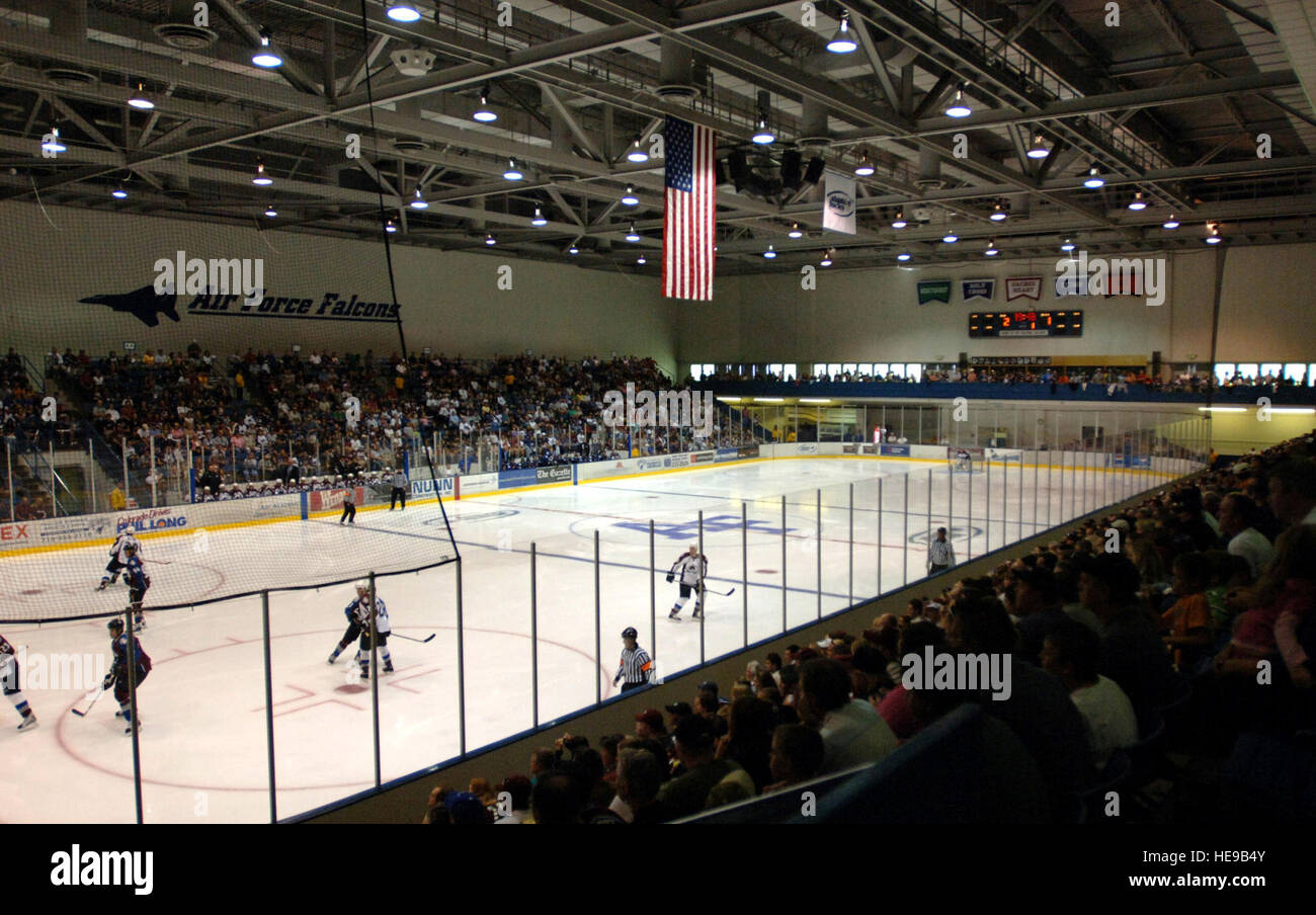 I piedi-stanza-solo la folla di 3,031 guarda la National Hockey League e i Colorado Avalanche all'Ottava annuale di Borgogna e White intra-squad scrimmage al Cadet Ice Arena sett. 16 presso l'U.S. Air Force Academy in Colorado Springs, Colo. era la prima volta che un team di NHL mai giocato all'Accademia. Il personale Sgt. Tim Jenkins) Foto Stock