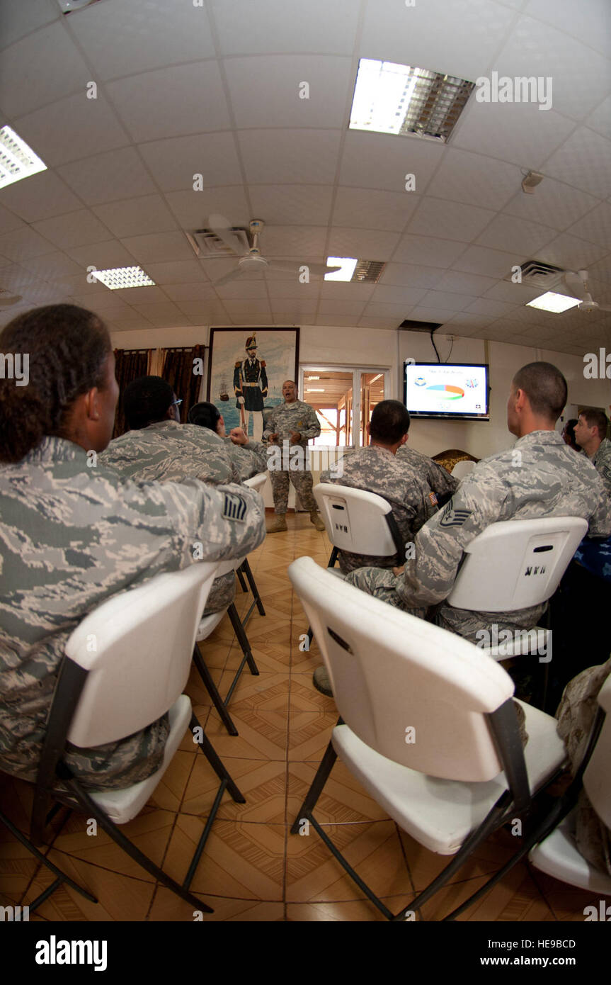 CAMP LEMONNIER, Gibuti (6 aprile 2012) - USA Army Sgt 1a classe Tony Echevarria, parla con le forze congiunte di sviluppo professionale seminario circa l esercito qui, Aprile 6. Il seminario argomenti trattati come rango militare struttura, dogane e cortesie dei quattro rami di servizio e la comprensione delle differenze e somiglianze in comune gli ambienti di funzionamento. Senior Airman Lael Huss) Foto Stock