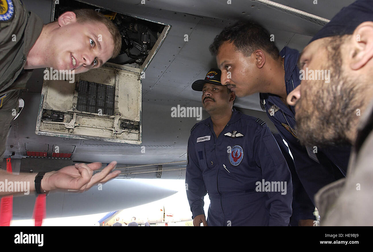 GWALIOR AIR FORCE STATION, India -- Capt. David Skalicky dà un tour di un F-15 Eagle alla forza aerea indiana ufficiali qui dopo la giornata di battenti per far fronte India '04, un accordo bilaterale in materia di esercizio di caccia tra indiani e U.S. forze dell'aria. Capitano Skalicky è un pilota da Elmendorf Air Force Base in Alaska. Tech. Sgt. Keith Brown) Foto Stock