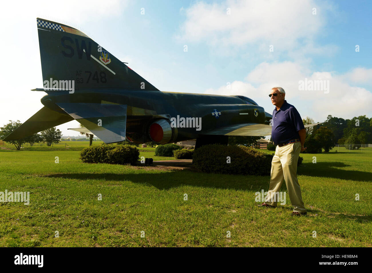Ex U.S. Air Force Capt. Giovanni lo Shintoismo passeggiate intorno a un F-5 Tiger durante la visualizzazione statica visualizza degli aeromobili presso Shaw Air Force Base, S.C., 16 giugno 2014. Lo Shintoismo ha volato in Tiger varie volte tra il 1967 e il 1969, pur servendo come un dentista per la 363 ricognizione tattica Ala presso Shaw. Airman 1. Classe Jensen Stidham Foto Stock