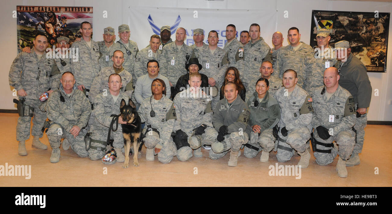 Tech. Sgts. Christian Craig e Robert Young, 512th delle forze di sicurezza Squadron aviatori attualmente assegnata alla 506th Expeditionary SFS, sono raffigurati con il cantante Kid Rock (centro vestita di nero), comico Carlos Mencia (centro sinistra) e il cantante Jessie James (centro destra), a seguito di una Il 4 dicembre in concerto a Kirkuk regionale Base aria, Iraq. I due Dover riservisti ha contribuito a fornire sicurezza a Kirkuk RAB durante il tour per le truppe 2009 mostra , precedentemente noto come operazione saluti della stagione. Il sergente Craig è sulla prima riga più lontano a destra e il sergente Young è sulla fila posteriore, sesto da sinistra. Foto Stock