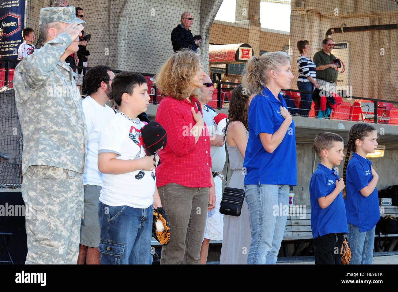 Stati Uniti Air Force Col. Jeannie Leavitt, 4° Fighter Wing Commander, insieme con altri ospiti onorario omaggio per l'inno nazionale al Carolina Mudcats stadium di Mariagrazia, N.C., 25 maggio 2013. Il personale Mudcats emetteva biglietti gratuiti per i membri delle forze armate in onore del Memorial Day. Airman 1. Classe Giovanni Nieves Camacho Foto Stock