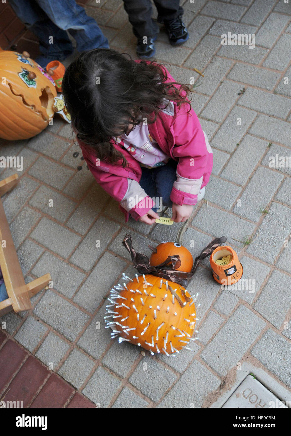 Myra Tiamzon, 3, figlia di Staff Sgt. Edwardson Tiamzon, centesimo disponibilità logistica unità squadrone deployment manager, voti il suo preferito di zucca decorata durante lo sviluppo del bambino Centro Fall Festival ott. 26, 2012, a RAF Mildenhall, Inghilterra. Bambino i fornitori di cura dal CDC decorate zucche per il festival e i bambini hanno votato i loro preferiti. (U.S. s dal personale Sgt. Tabitha M. Lee Foto Stock