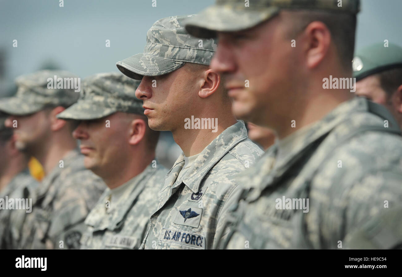 I consulenti aerei del 818th Mobility Support Advisory Squadron partecipano all'accordo centrale 2013 presso la Douala Air Force base, Camerun, un'esercitazione congiunta che promuove la cooperazione regionale e migliora il rifornimento aereo e la preparazione medica tra le forze statunitensi, camerunesi e dell'Africa centrale. Foto Stock