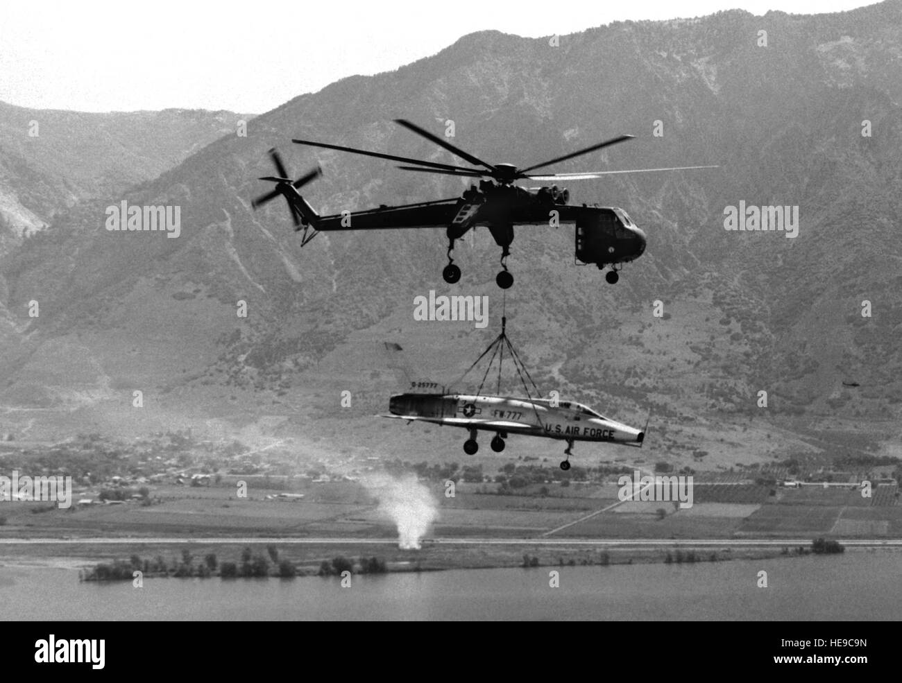 Un CH-54 gru volante elicottero trasporta un F-100 Super Sabre aeromobile  sul suo ultimo volo. L'aeromobile da 388 Tactical Fighter Wing in Hill Air  Force Base in Utah sarà collocato sul display