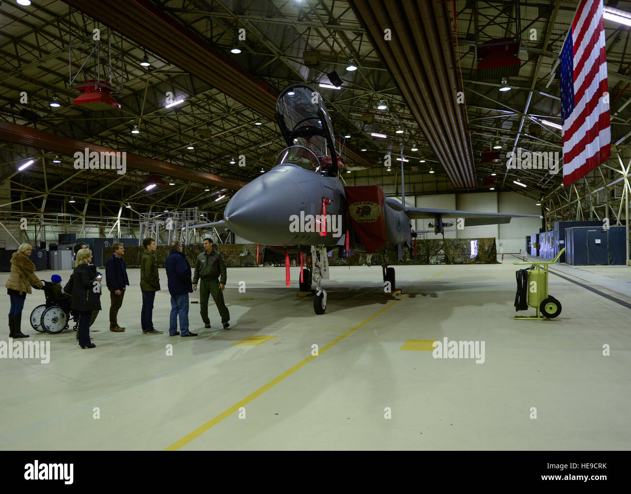 Pilota per un giorno i partecipanti e le famiglie ricevono un tour di un F-15E Strike Eagle di Hangar 7 sulla Royal Air Force Lakenheath, Inghilterra, 10 ottobre, 2013. Pilota per un giorno, iniziato nel 2012, dà locali i bambini con malattie gravi un giorno lontano dalla routine visite in ospedale per vedere la forza dell'aria. Airman 1. Classe Nigel Sandridge Foto Stock