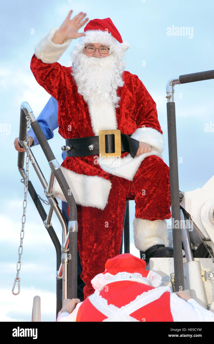 Santa arriva su un camion dei pompieri, per soddisfare tutti i bambini e le famiglie si sono riuniti presso l'albero di Natale evento illuminazione, Dicembre 3, 2014. Air Force, militari e civili di famiglie di guardare avanti a questa vacanza annuale celebrazione, tenuto ogni dicembre a Hill Air Force Base, Utah. Todd Cromar Foto Stock