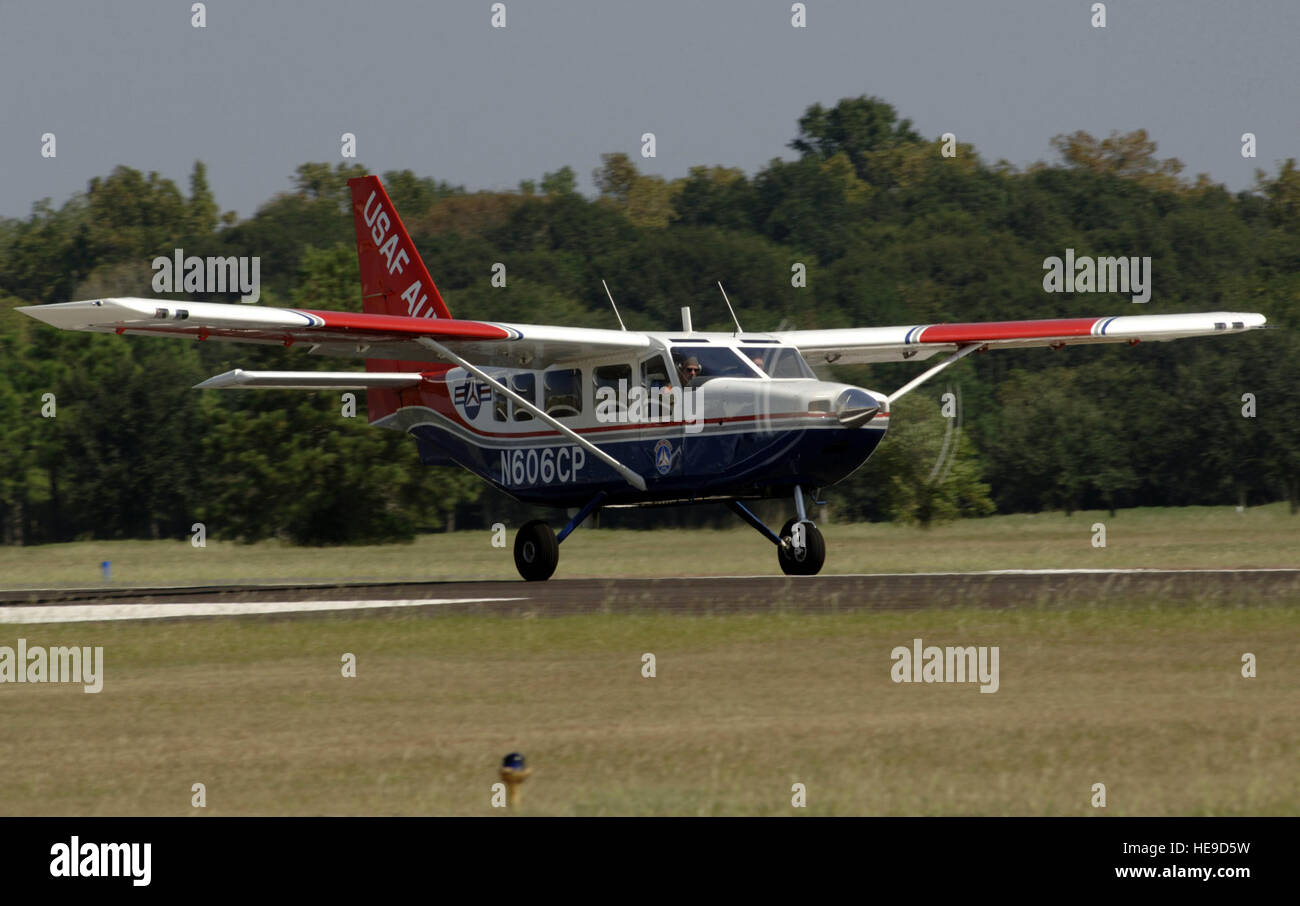 Un Civil Air Patrol Gippsland aeronautica GA-8 Airvan aeromobili in fase di decollo su un uragano Rita valutazione di impatto la missione, a ovest dall'aeroporto di Houston, TX, sul Sett. 26, 2005. Master Sgt. Lancia Cheung) (rilasciato) Foto Stock
