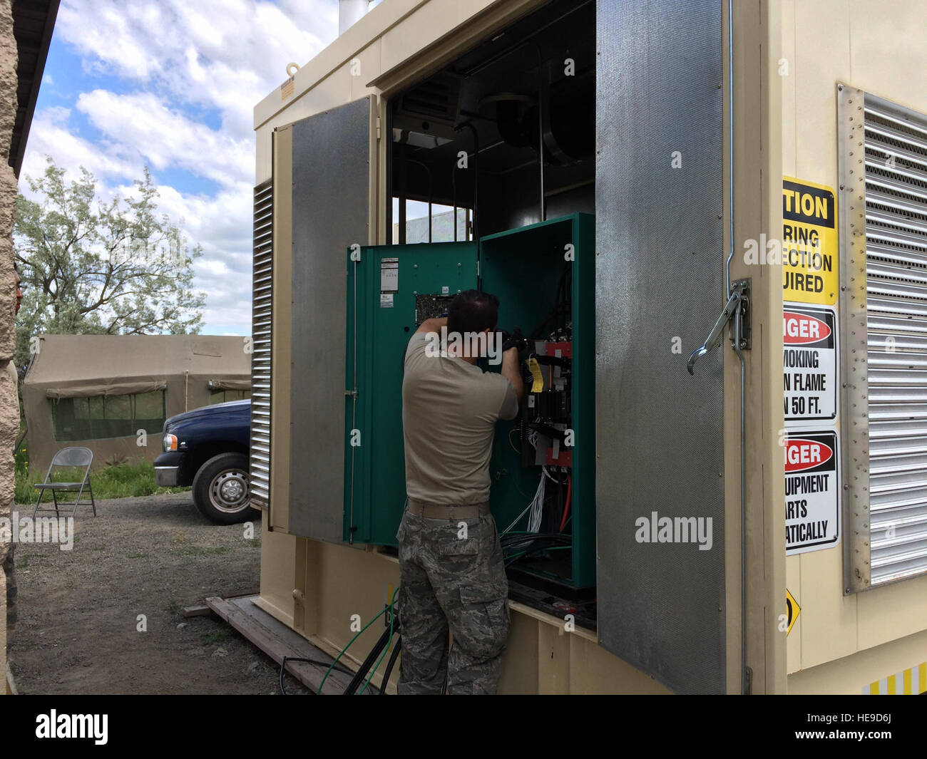 Un aviatore dal 92Ingegnere Civile Squadron funziona su una presa elettrica per la pompa casa luglio 18, 2016 a Fairchild Air Force Base, nello Stato di Washington Le pompe scopo principale sono per spostare le acque reflue da una quota inferiore ad uno superiore in modo che il sistema possa continuare ad essere alimentata per gravità. Senza potere di queste pompe, il refluo potrebbe raccogliere in un punto basso e continuare a piscina e overflow nella zona circostante. Foto Stock