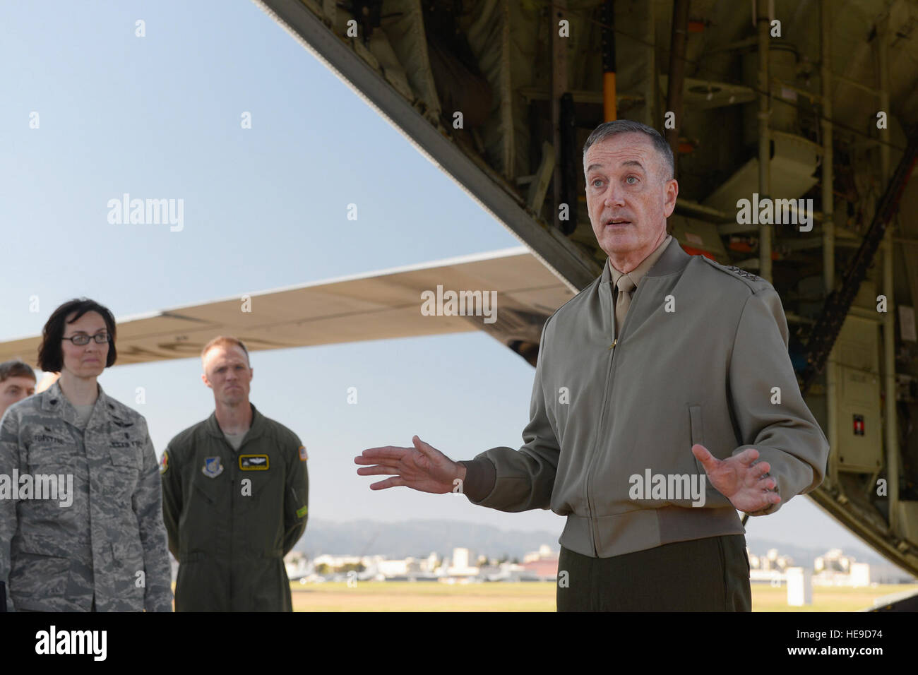 Marine Corps gen. Joseph F. Dunford, presidente del Comune di capi di Stato Maggiore, parla con gli avieri a Yokota Air Base, Giappone, nov. 4, 2015. Dunford ha trascorso due giorni a Tokyo visita ai membri del Giappone Forza di Autodifesa, nonché per i membri del team Yokota mentre testimonia la loro missione di prima mano. Il personale Sgt. Cody H. Ramirez Foto Stock